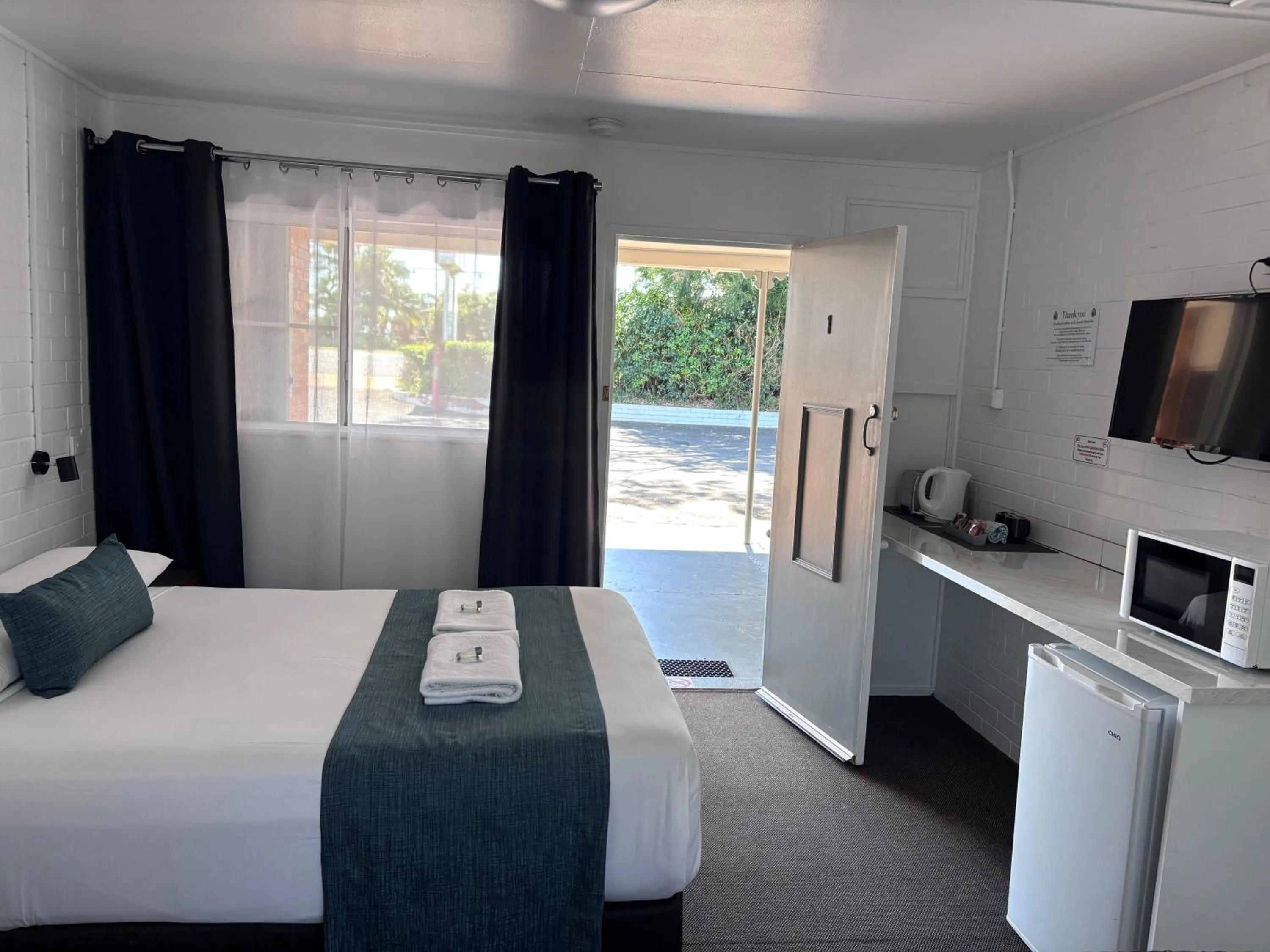 Bed in Avocado Motor Inn