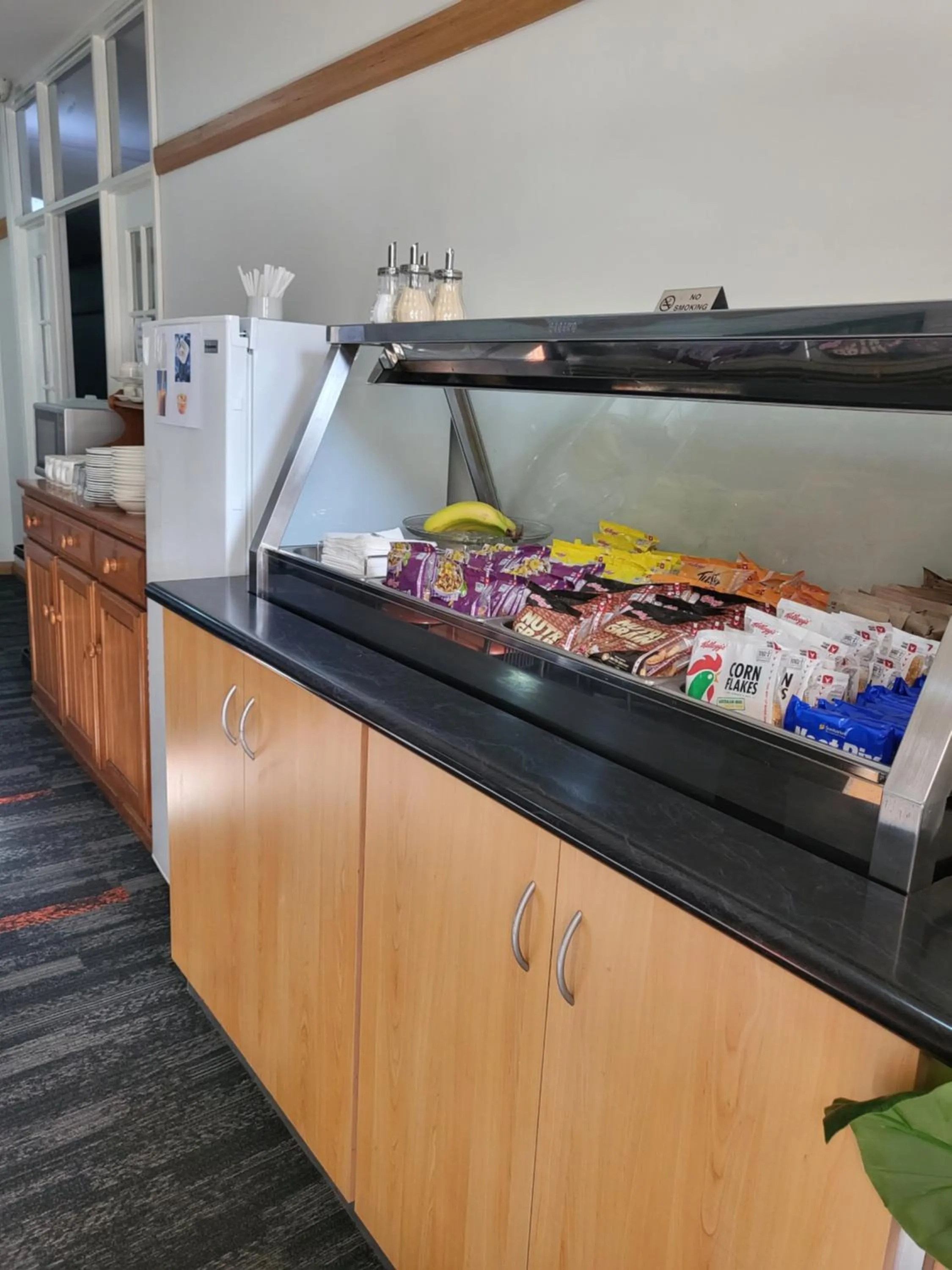 Breakfast in Banksia Motel