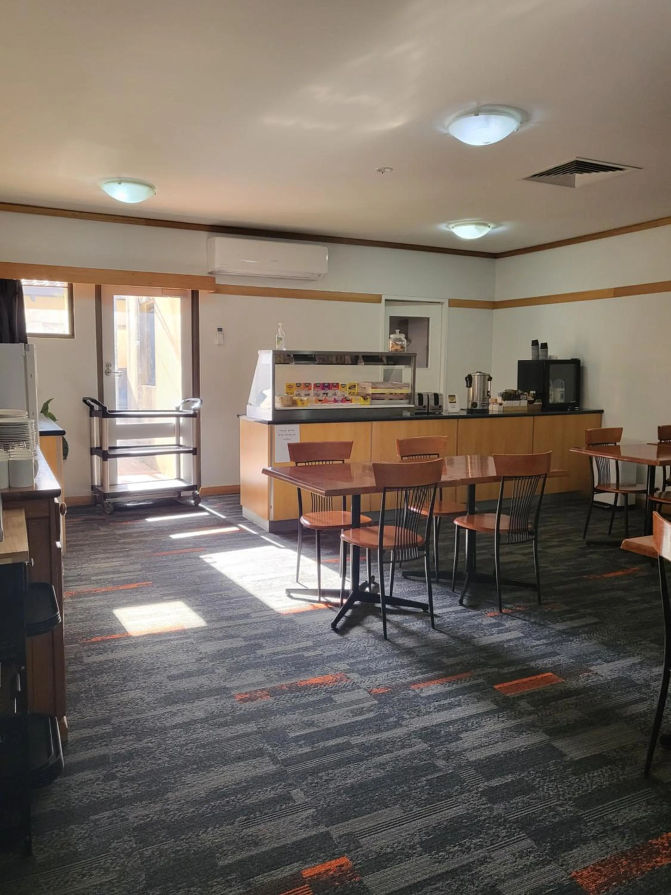 Breakfast in Banksia Motel