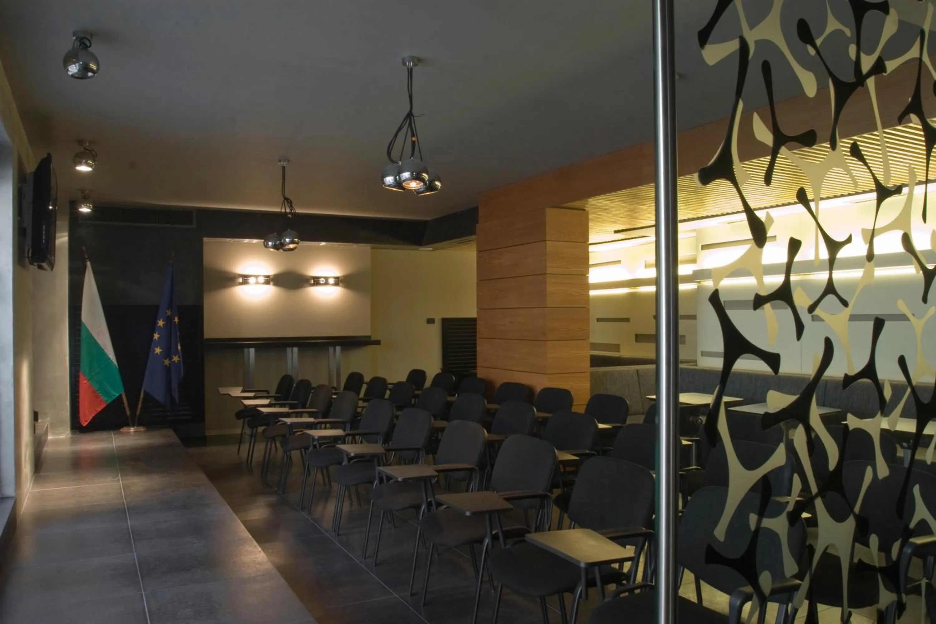 Business facilities in Famous House