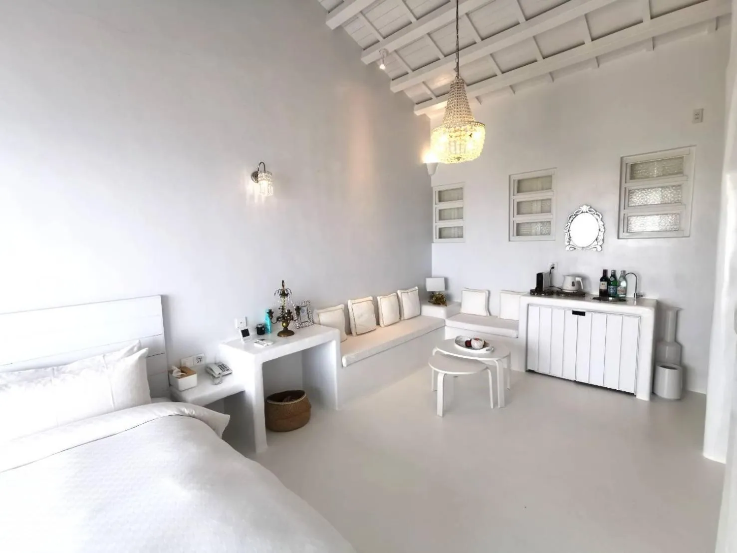 Living room, Bed in Ample Villa 小希臘民宿