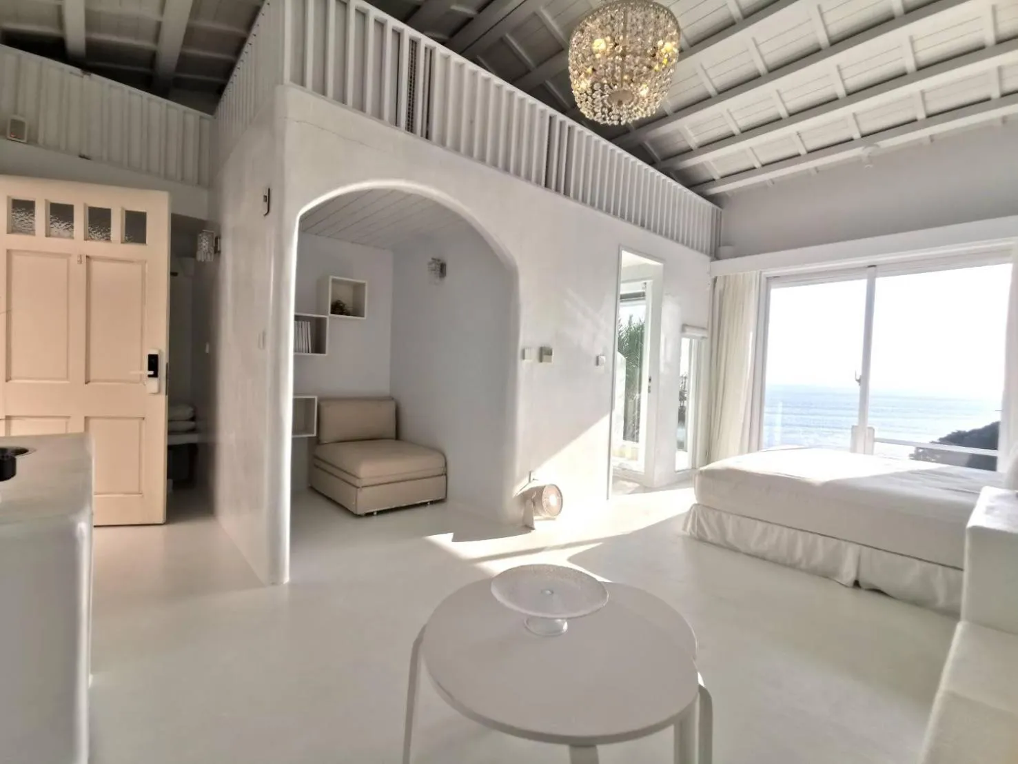 Photo of the whole room in Ample Villa 小希臘民宿