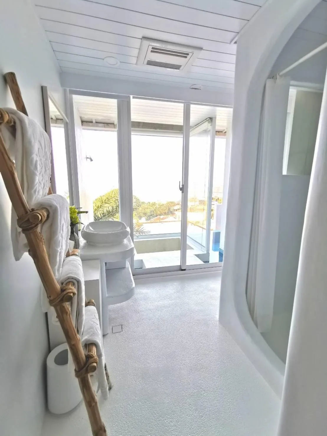 Bathroom in Ample Villa 小希臘民宿