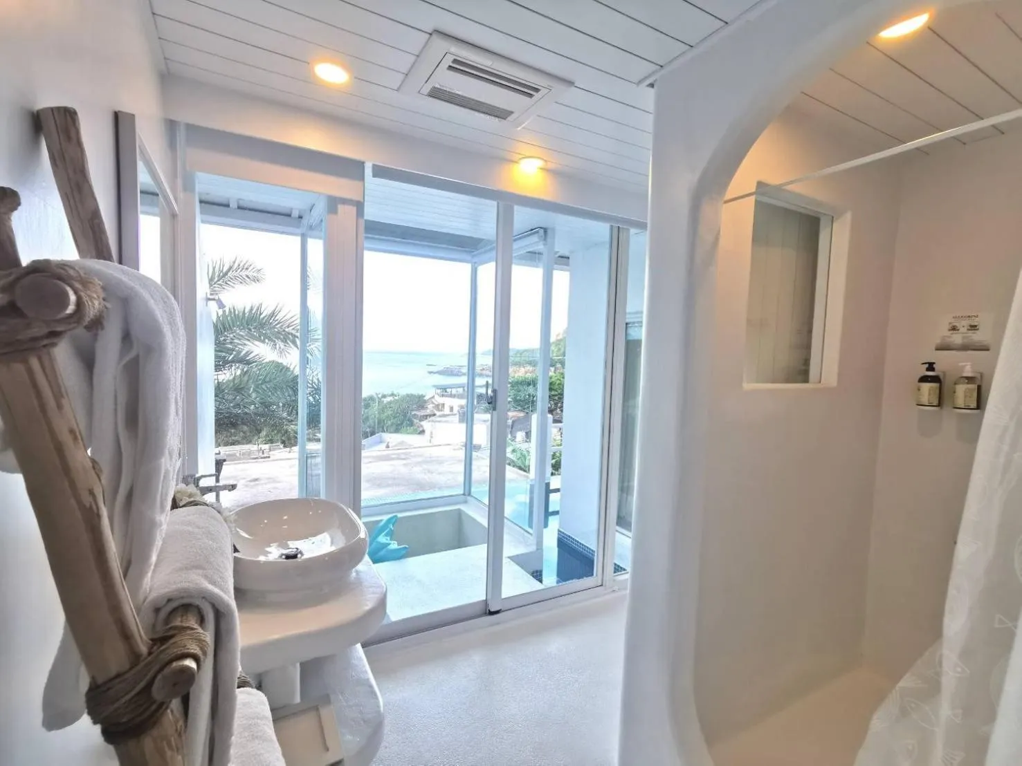 Shower in Ample Villa 小希臘民宿