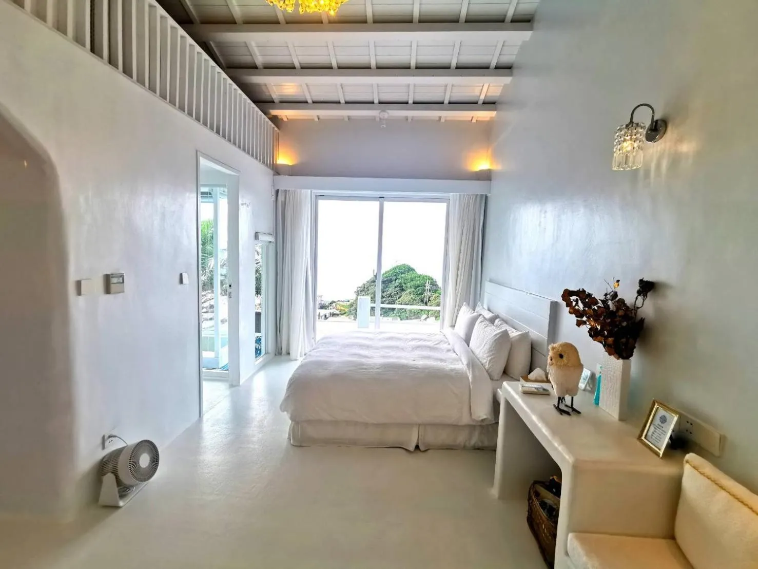 Swimming pool, Bed in Ample Villa 小希臘民宿