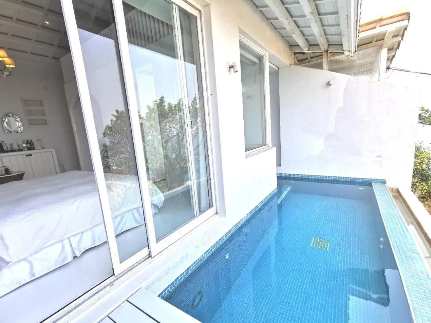 Pool view in Ample Villa 小希臘民宿