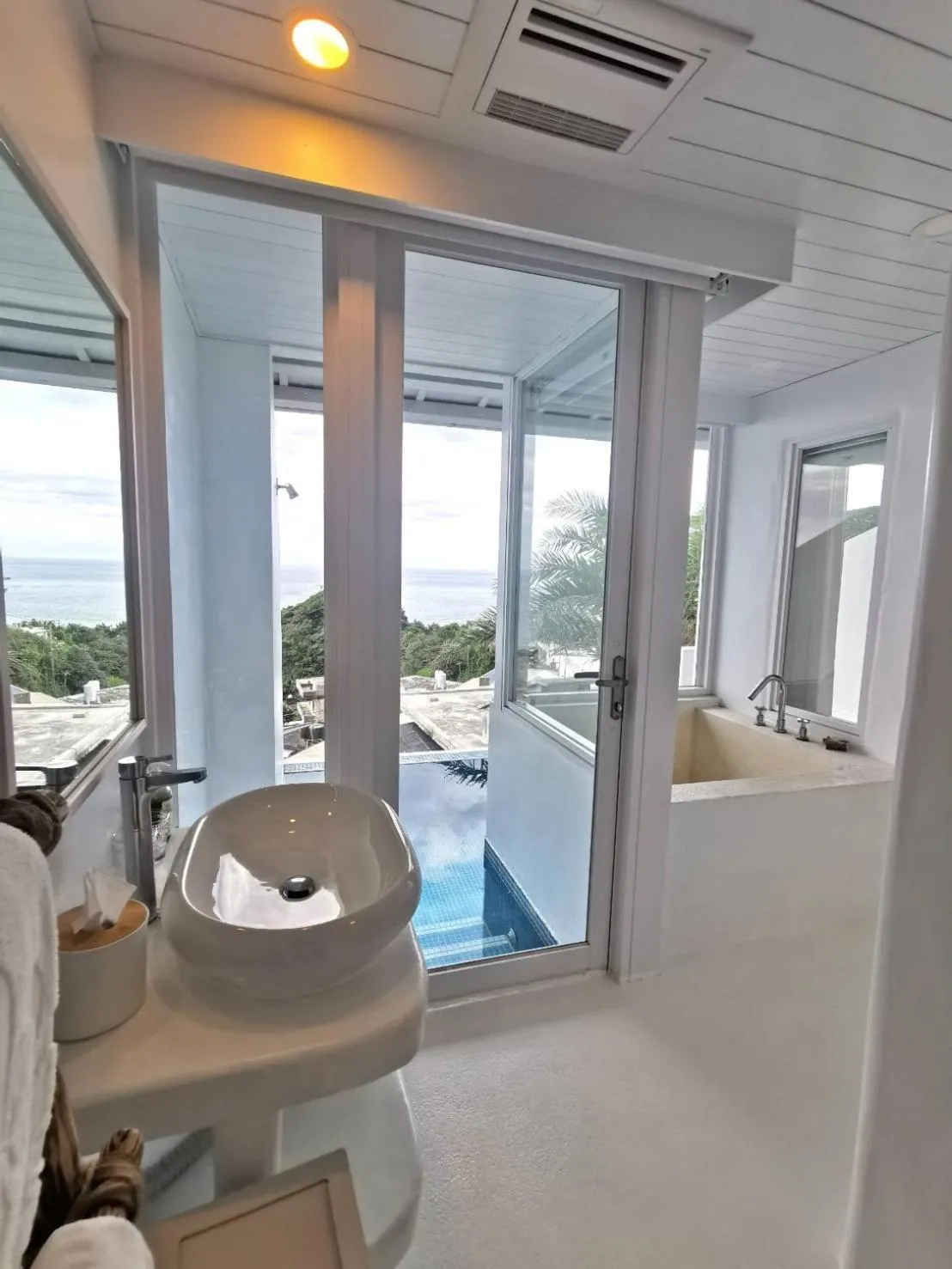 Bathroom in Ample Villa 小希臘民宿