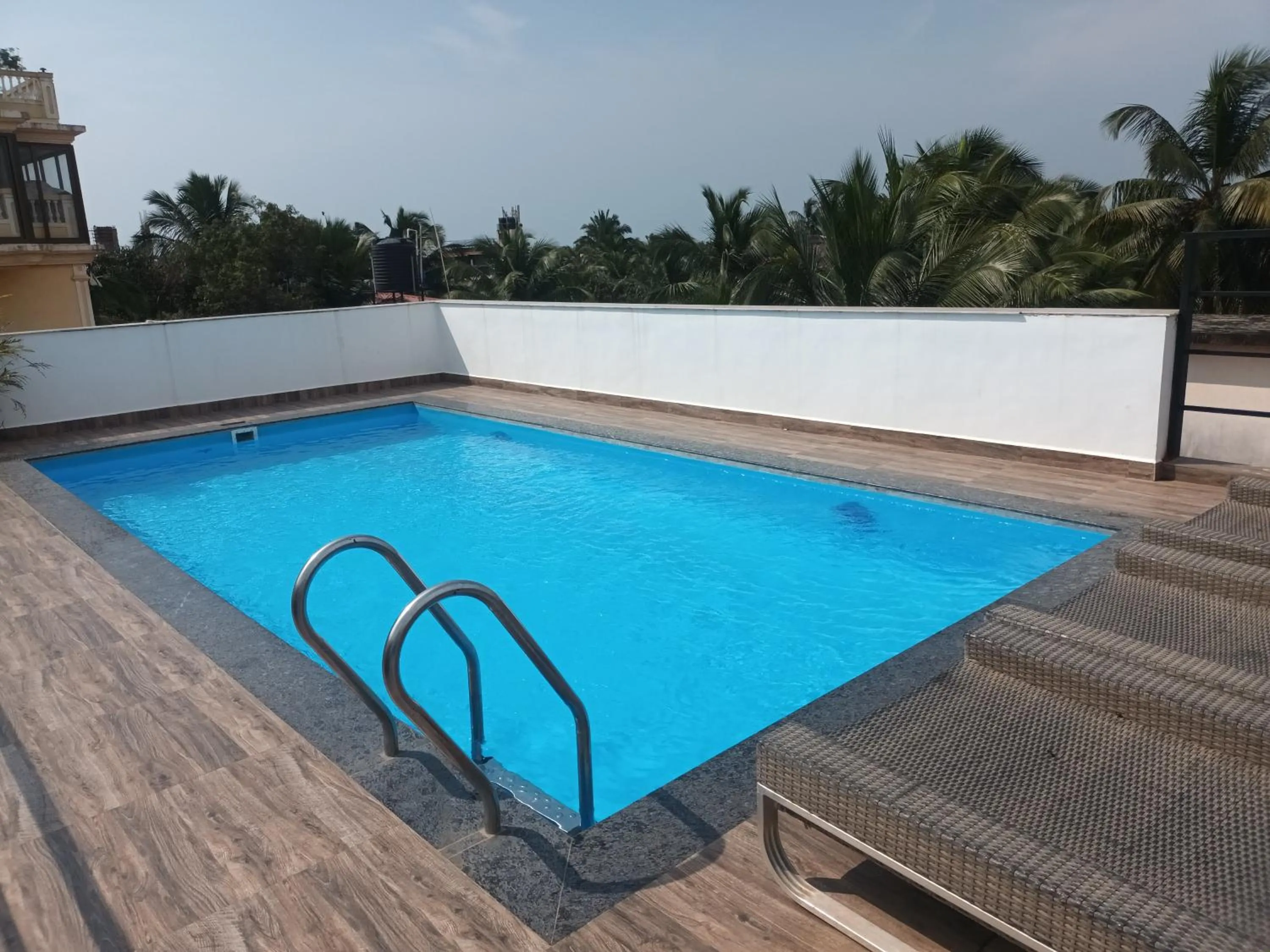 Swimming pool in Hotel Calangute Central
