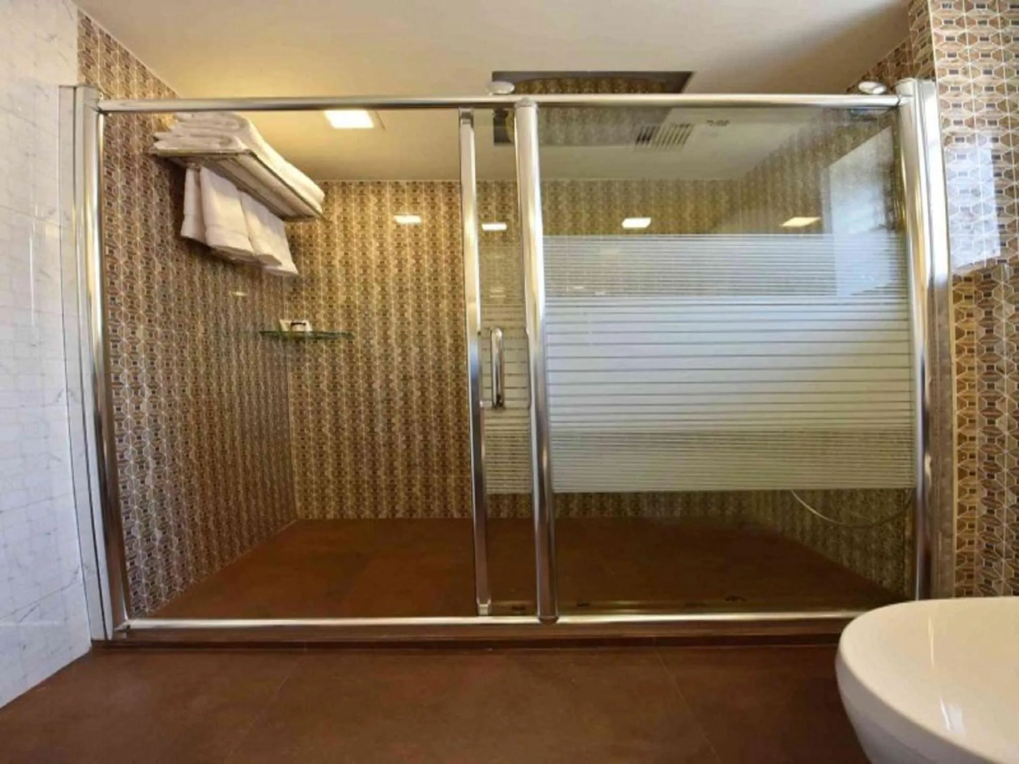 Bathroom in Hotel Calangute Central