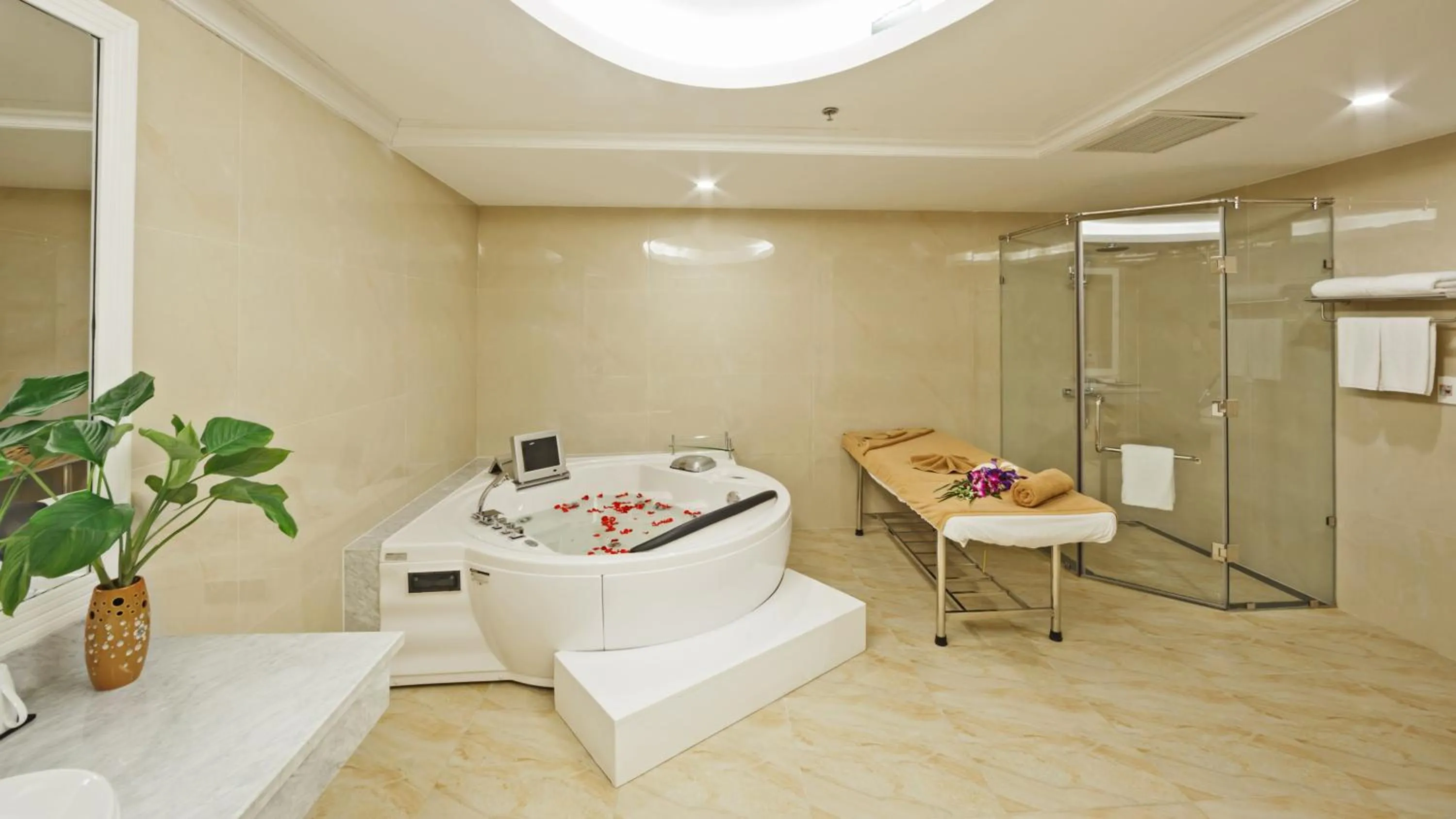 Shower in Muong Thanh Holiday Moc Chau Hotel