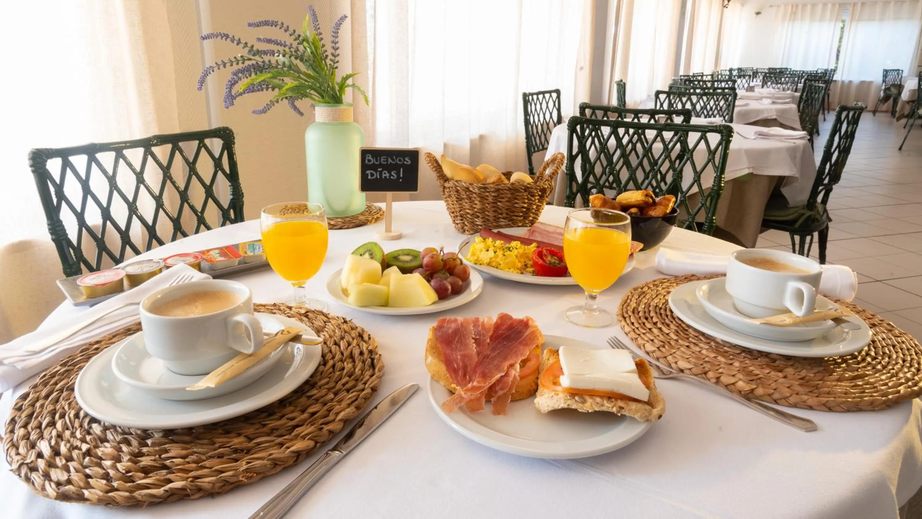 Food and drinks in Pato Rojo