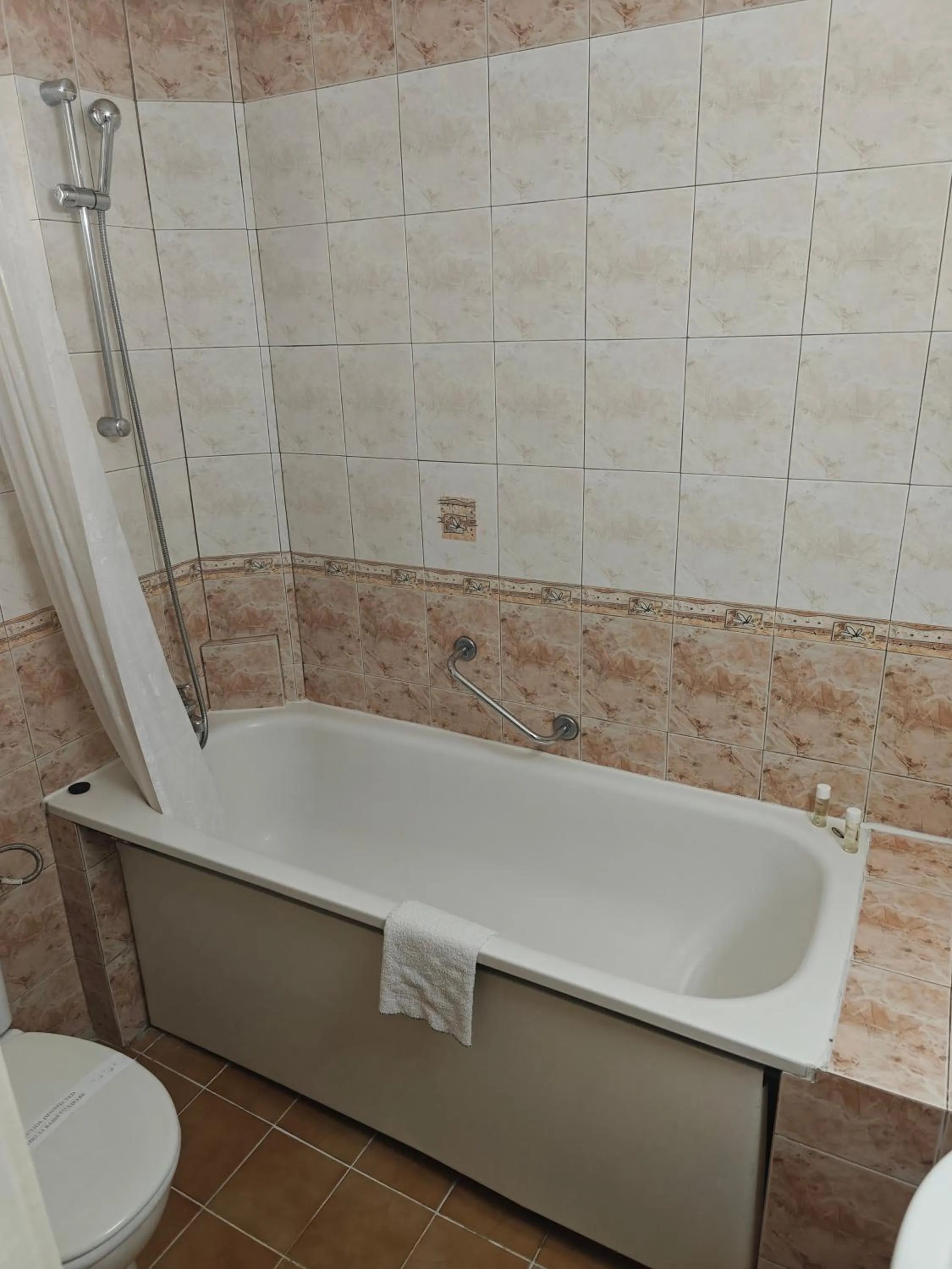 Toilet in Noviz Hotel