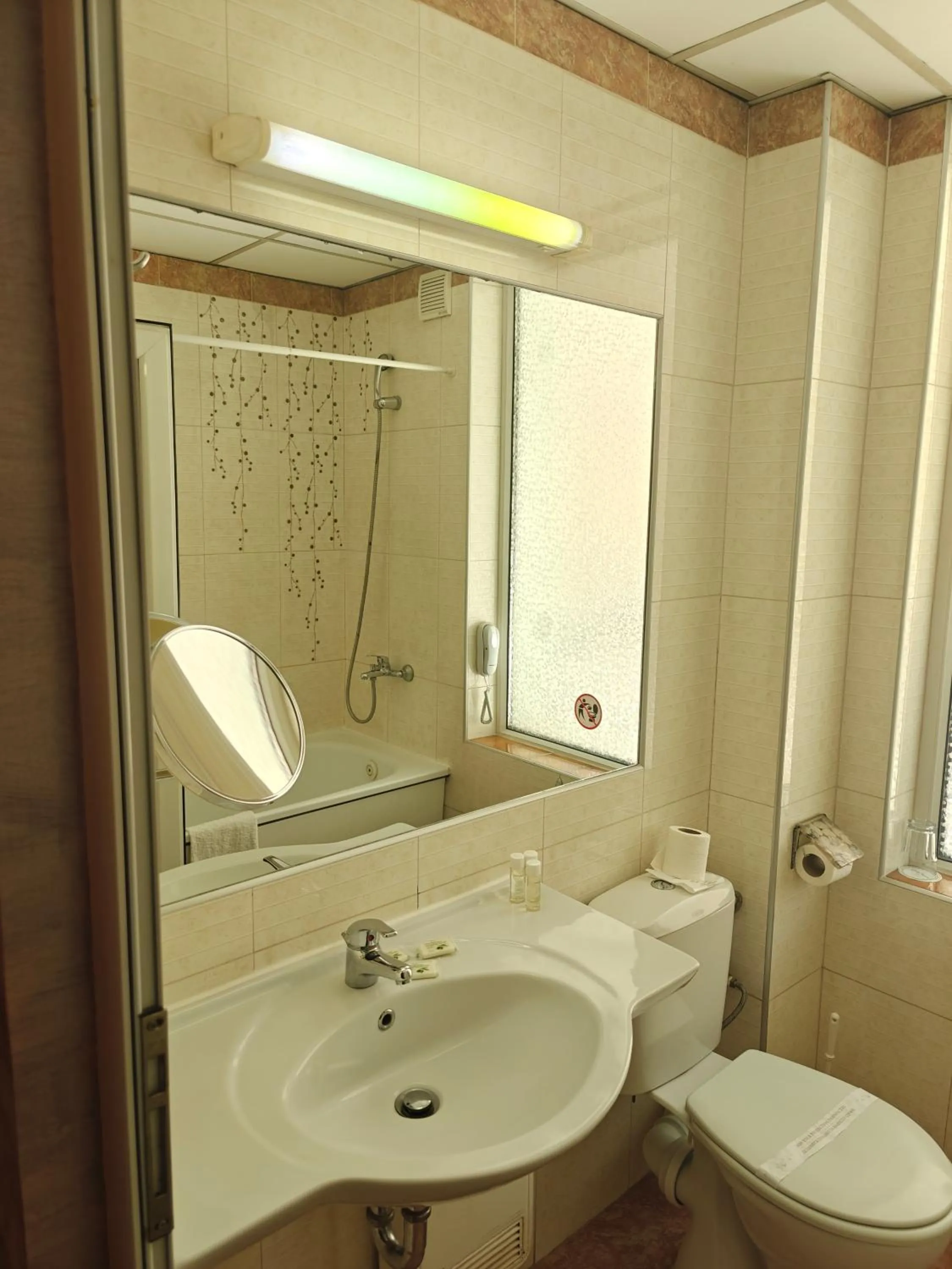 Toilet in Noviz Hotel