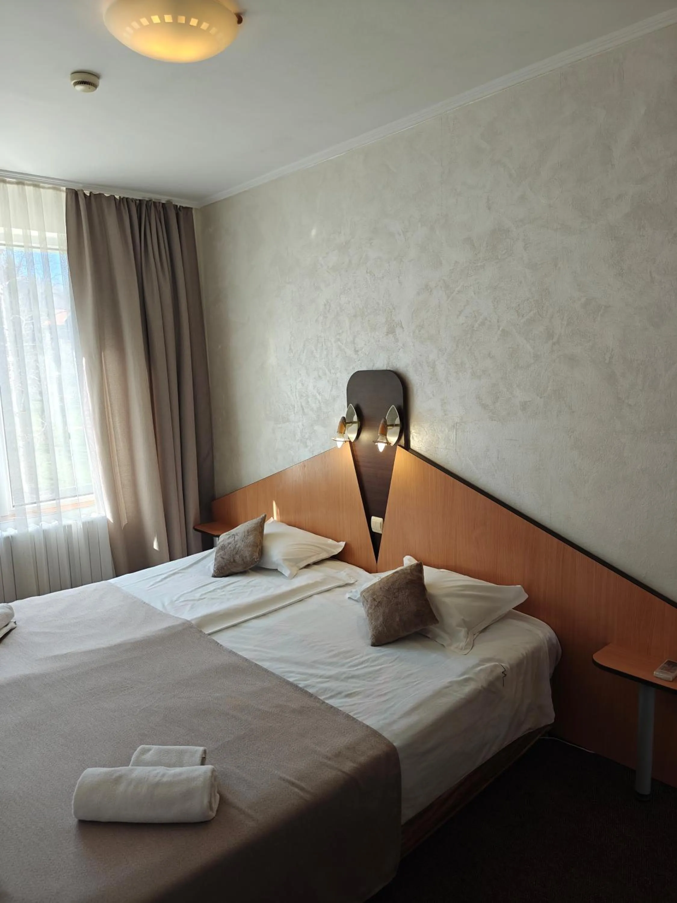 Photo of the whole room, Bed in Noviz Hotel