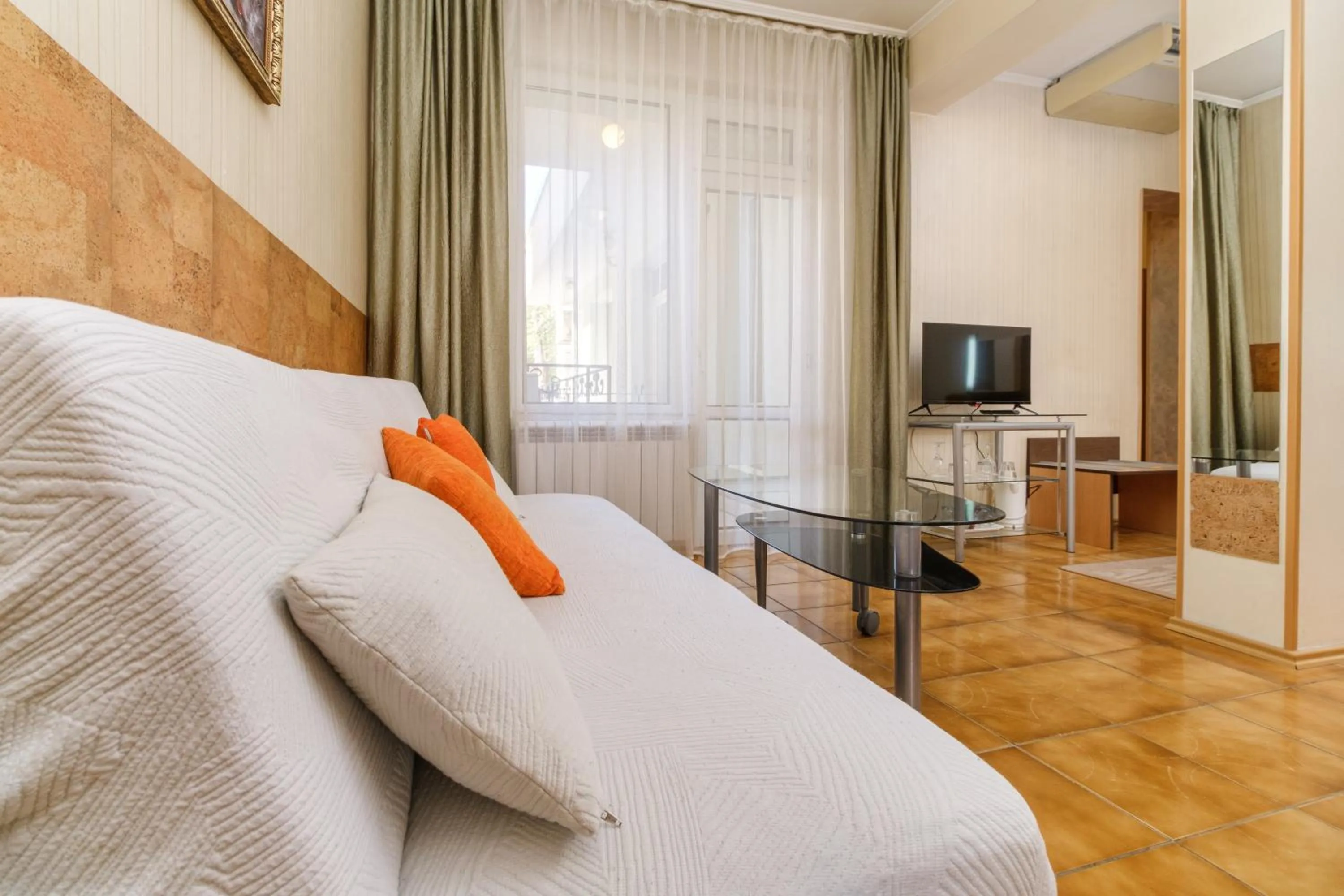 Communal lounge/ TV room, Bed in Noviz Hotel