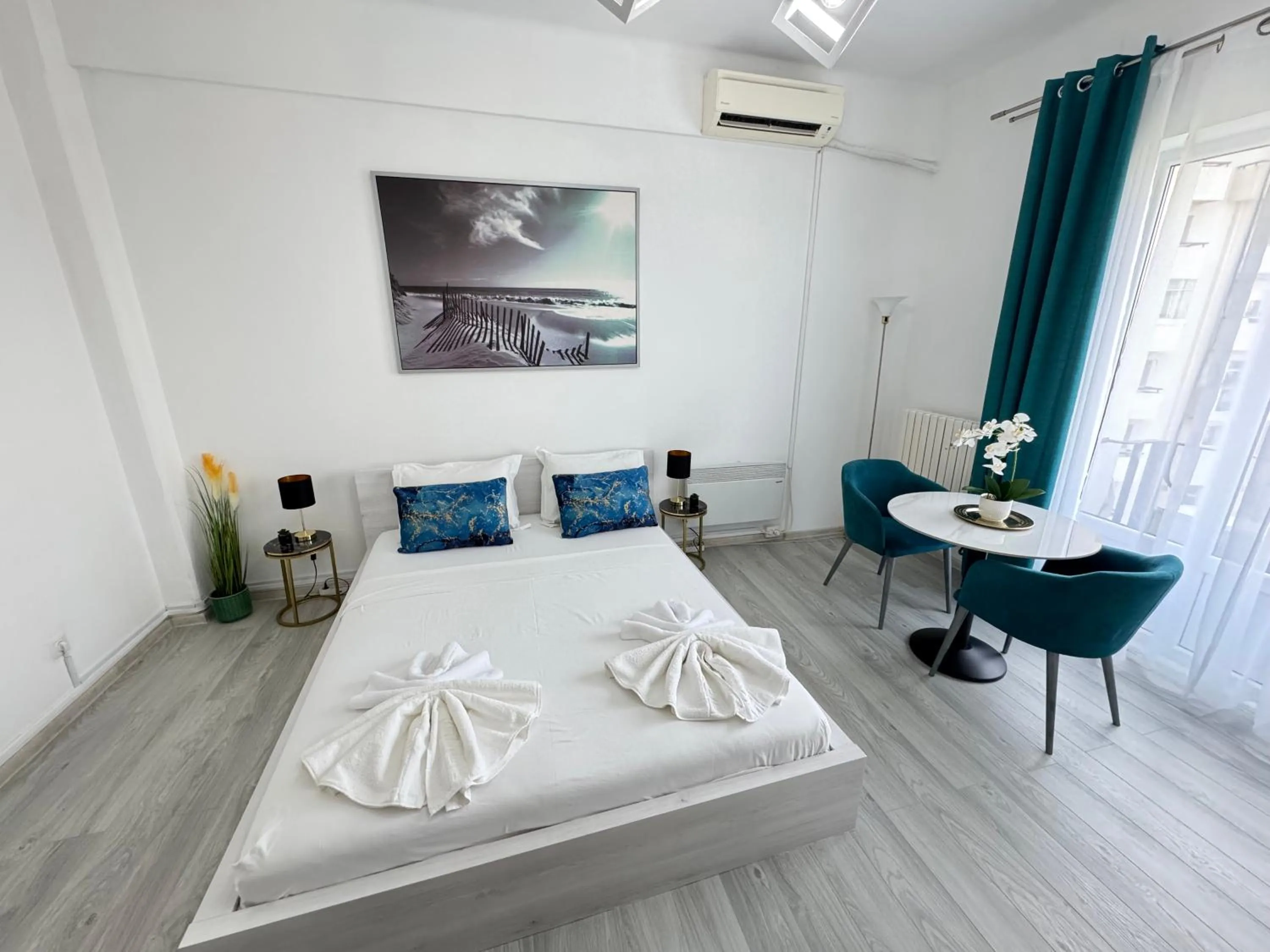 Bedroom, Bed in Metropole Apartments - Old City