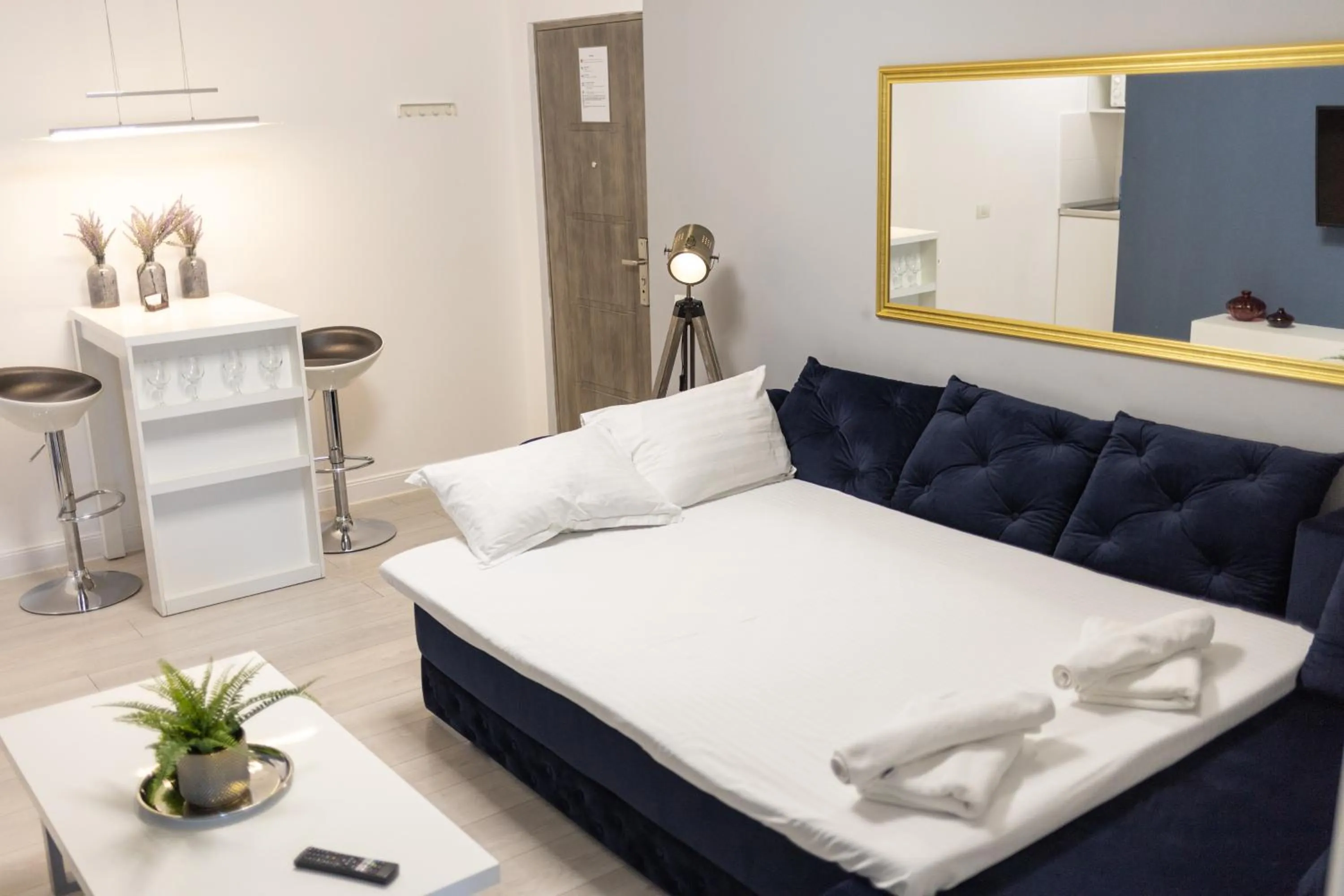 Living room, Bed in Metropole Apartments - Old City