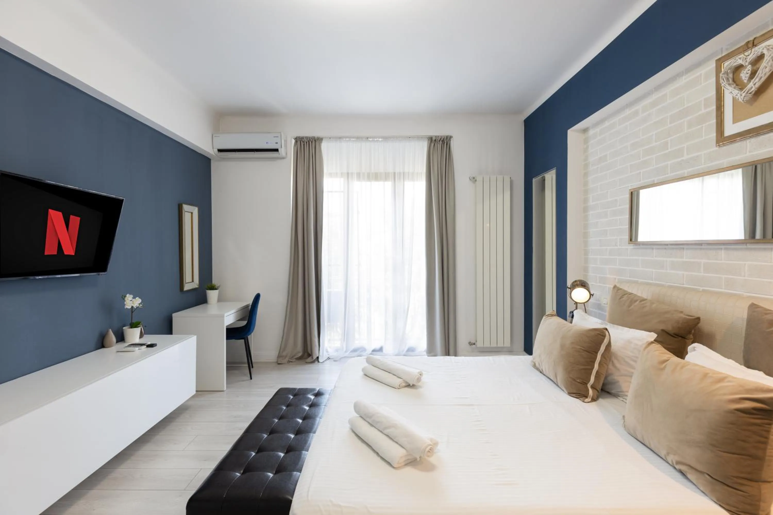 Bedroom, Bed in Metropole Apartments - Old City