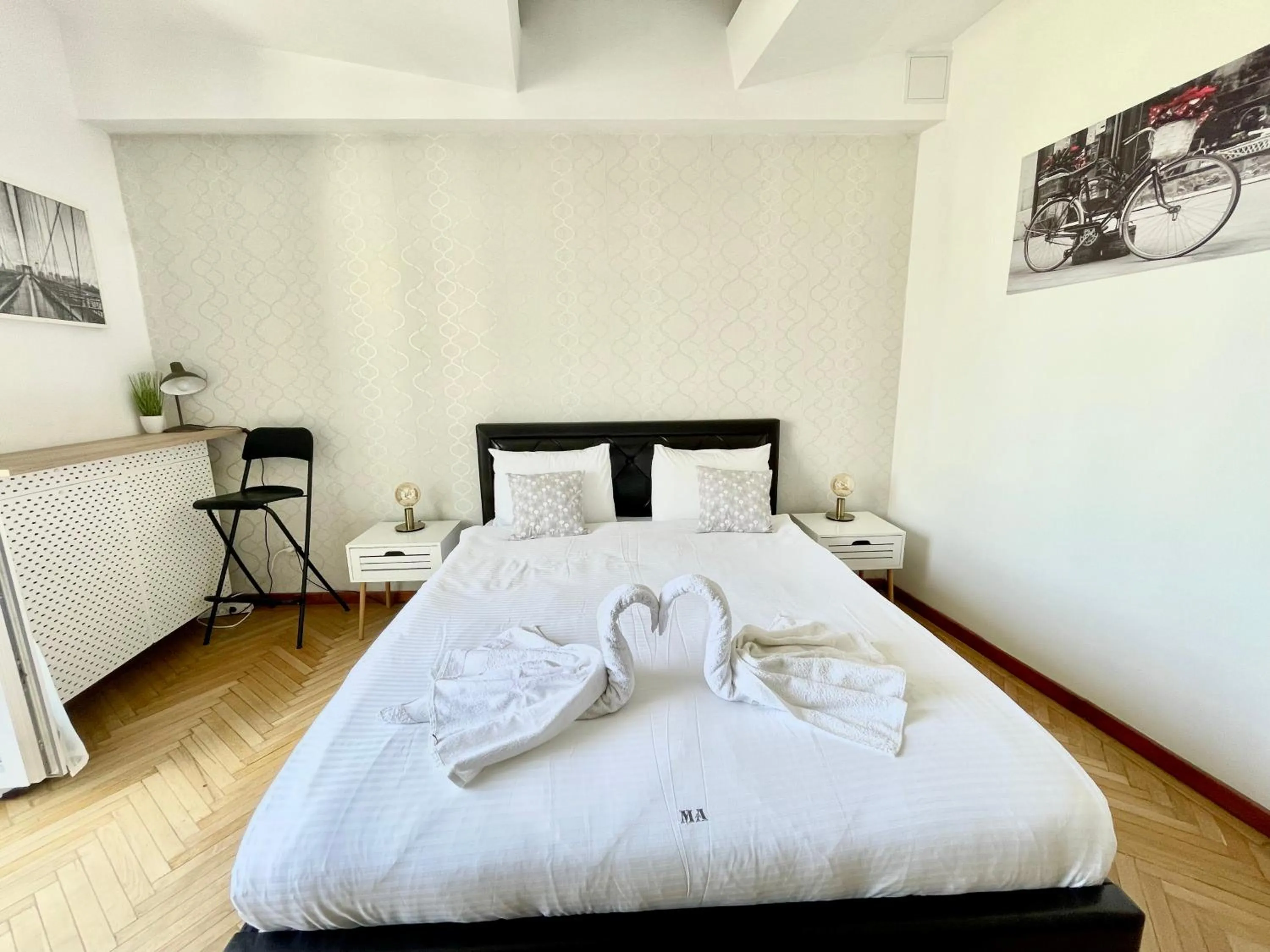 Bedroom, Bed in Metropole Apartments - Old City