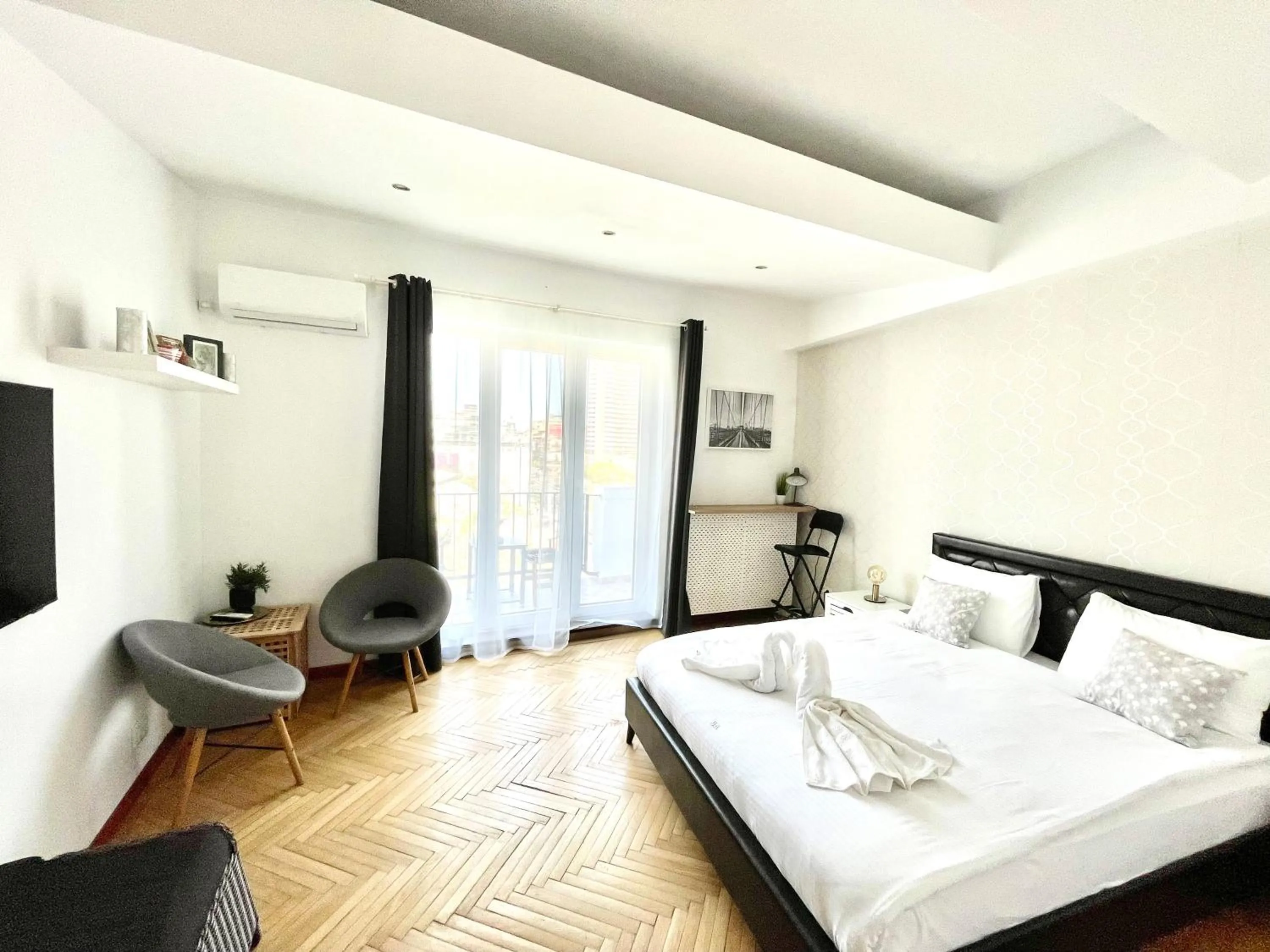 Photo of the whole room, Bed in Metropole Apartments - Old City