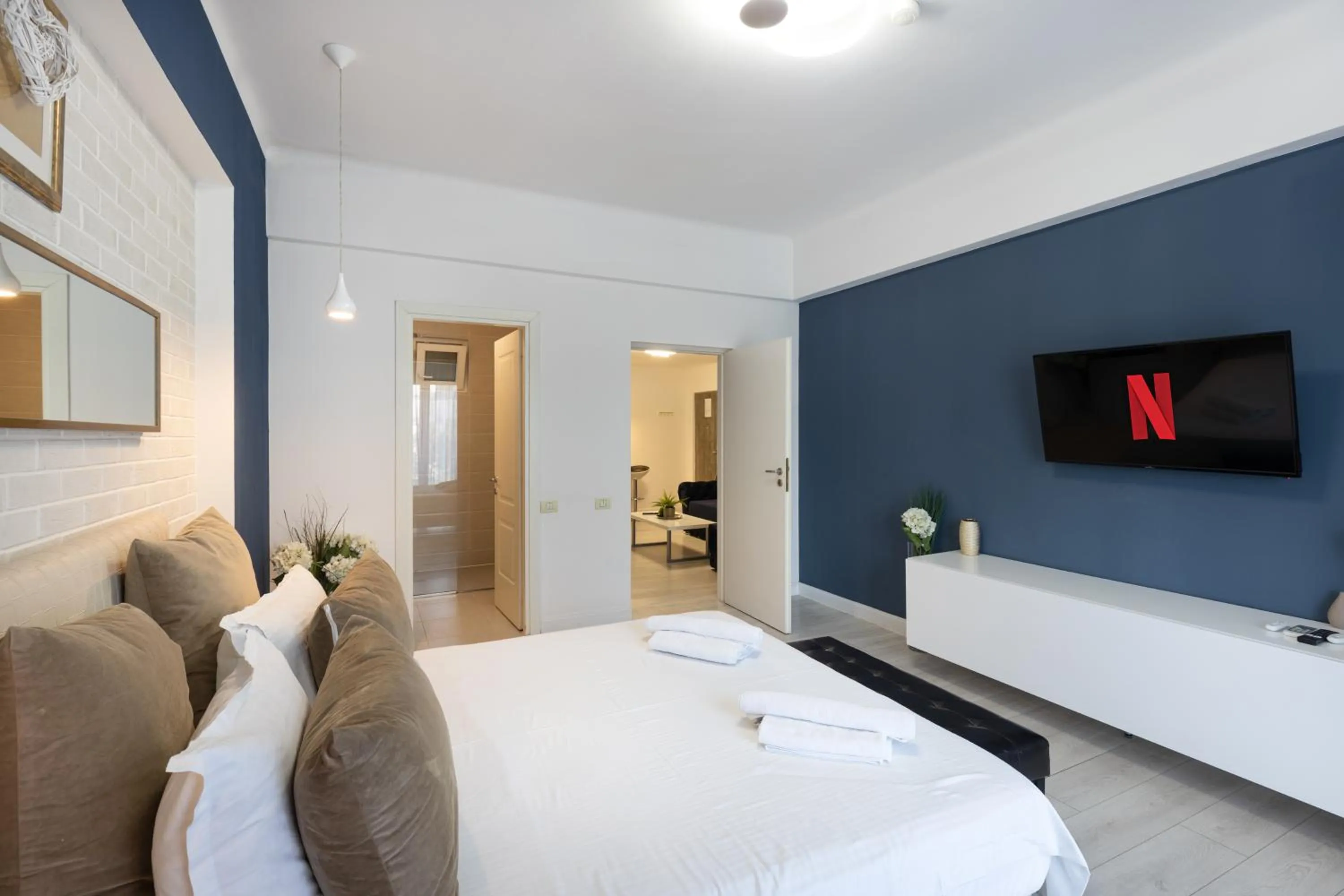 Photo of the whole room, Bed in Metropole Apartments - Old City