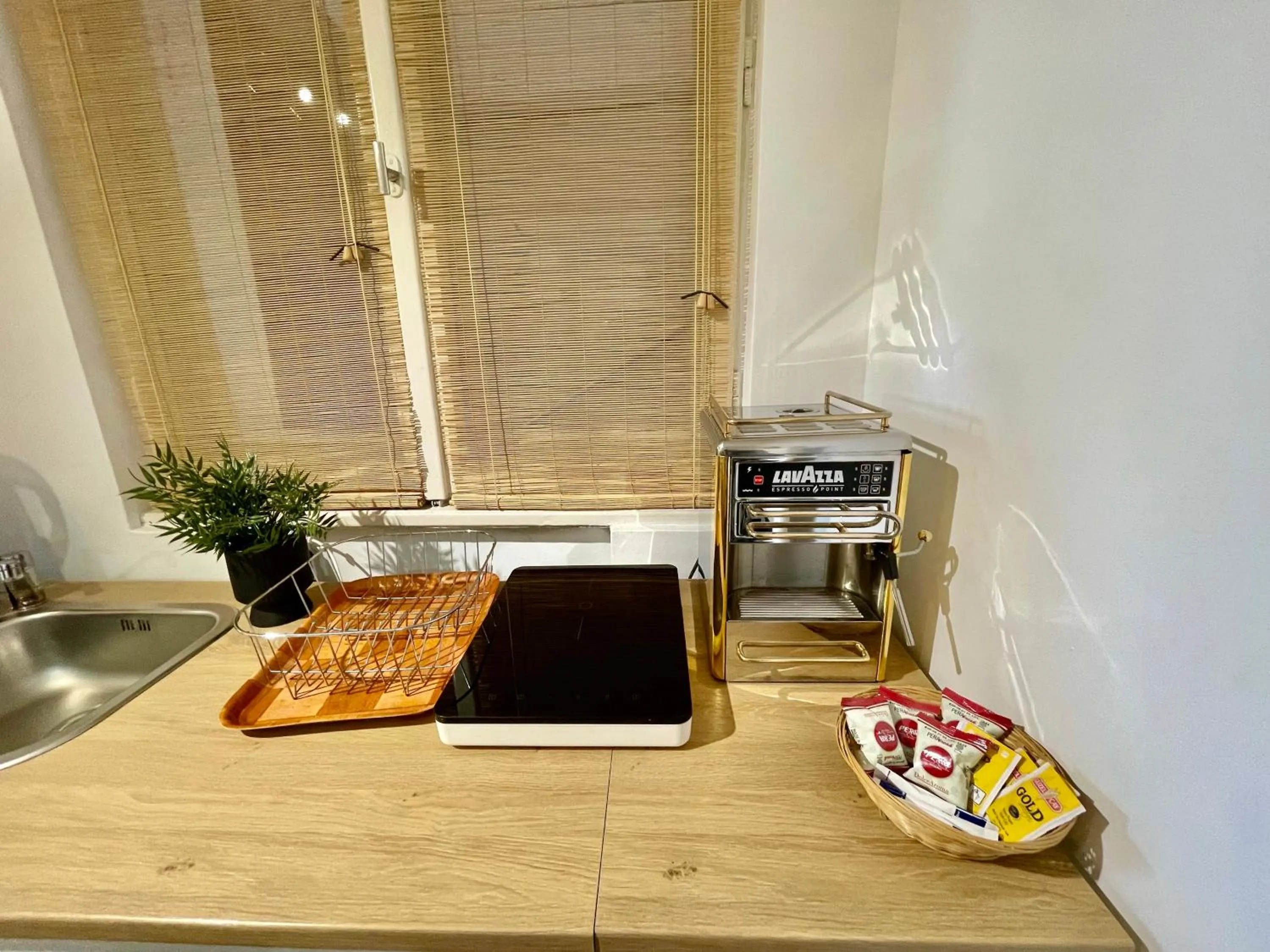 Coffee/tea facilities in Metropole Apartments - Old City