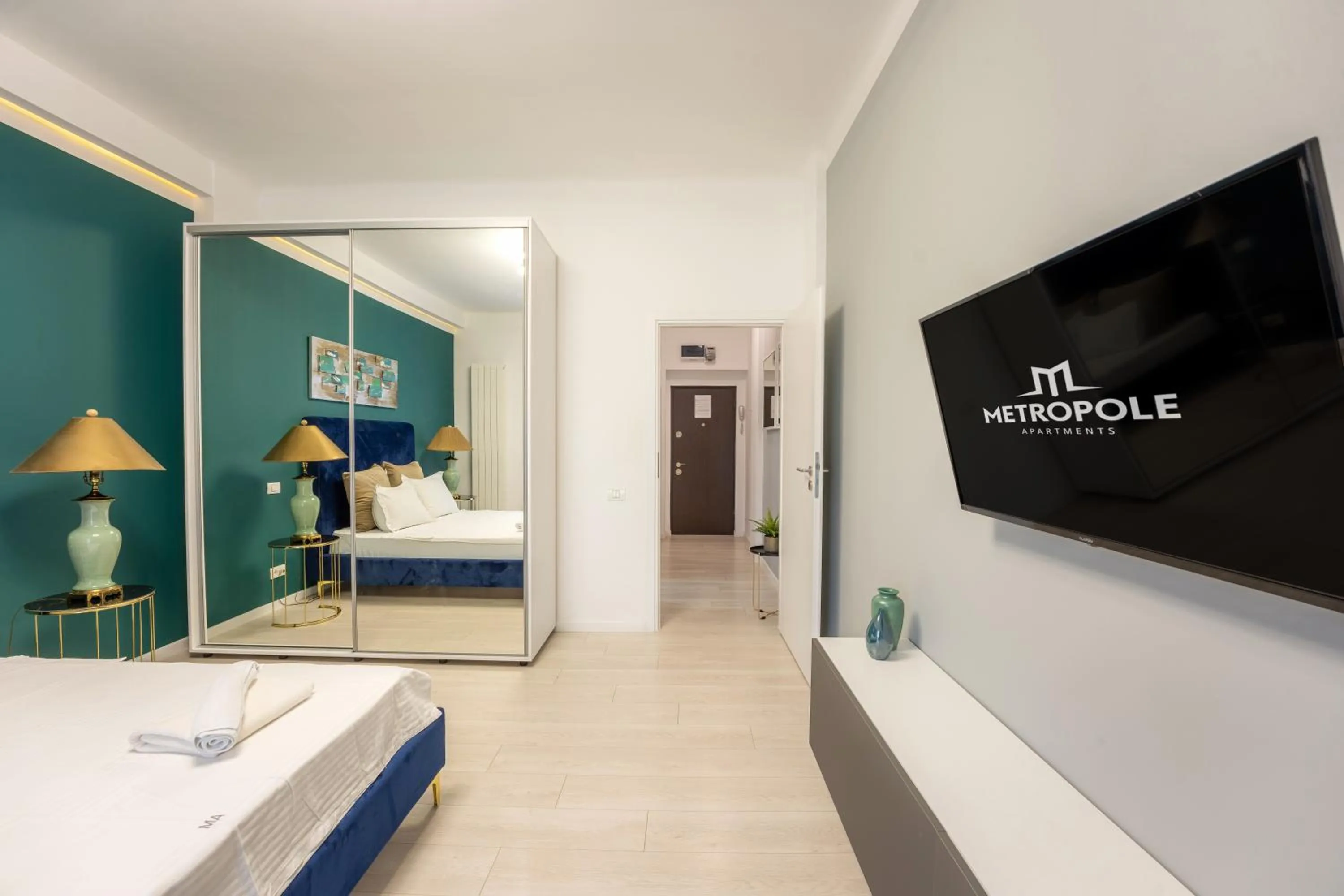 Bedroom, Bed in Metropole Apartments - Old City