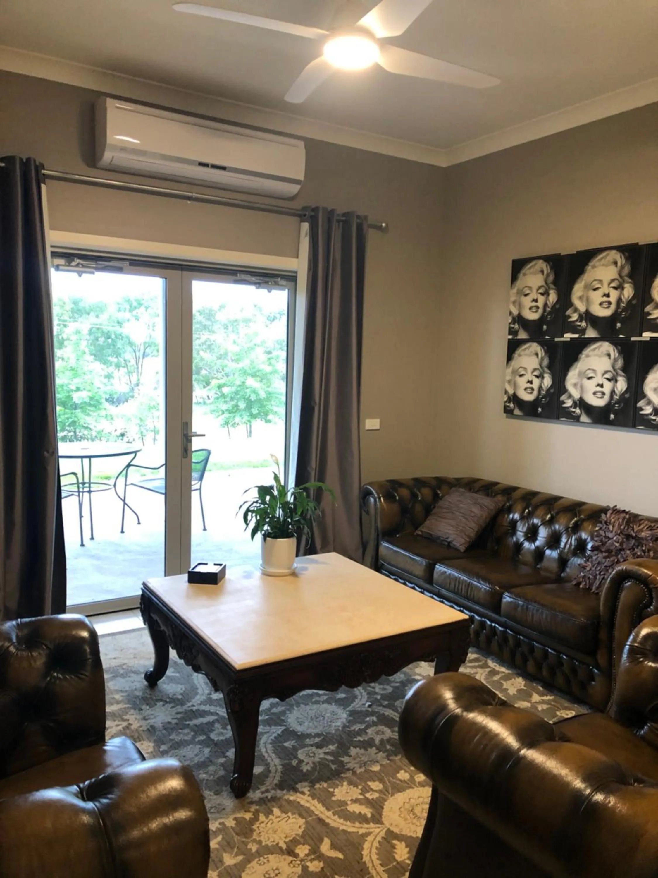 Lounge or bar in Barklysuites Apartments
