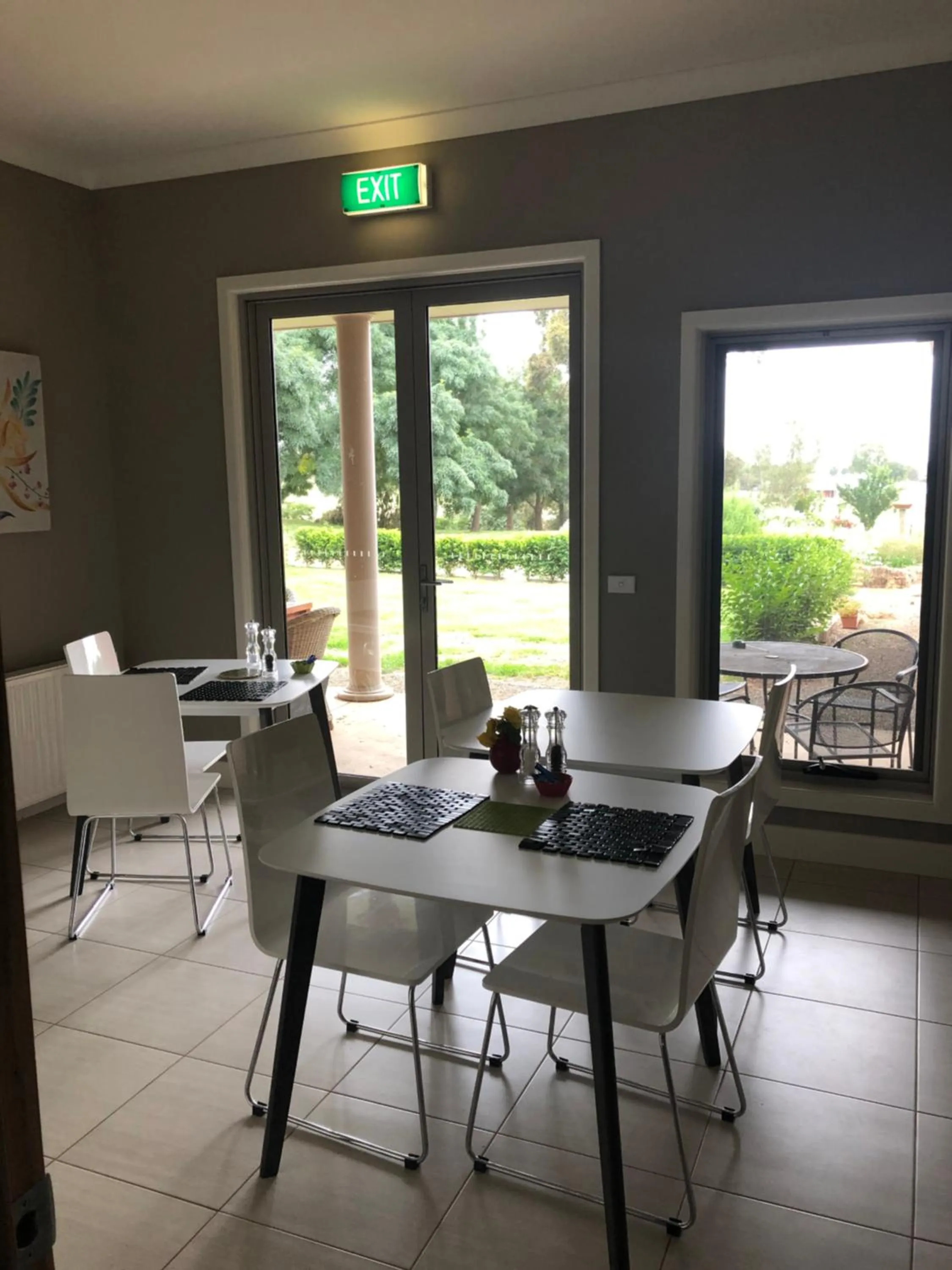 Dining area in Barklysuites Apartments