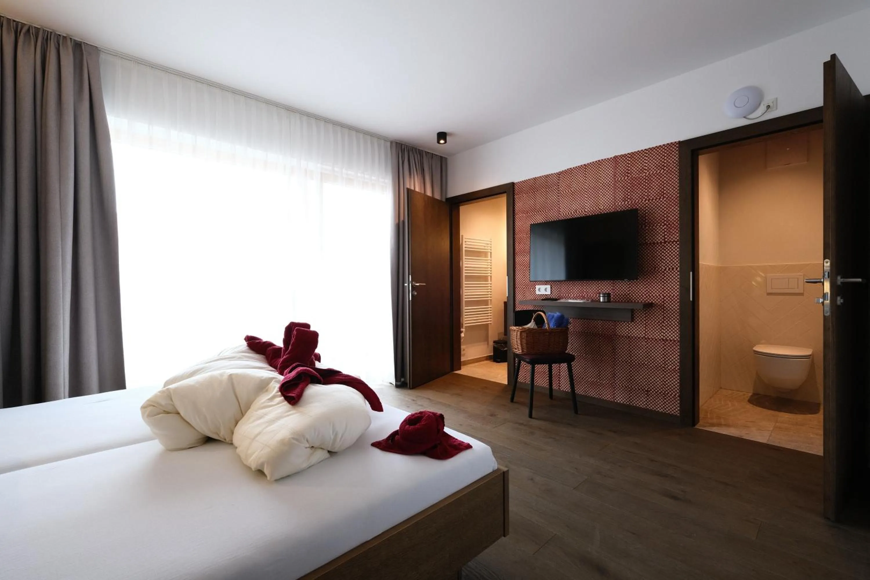 Bedroom, Bed in SeeHotel & SeeApartments Kärntnerhof- direkt am See!