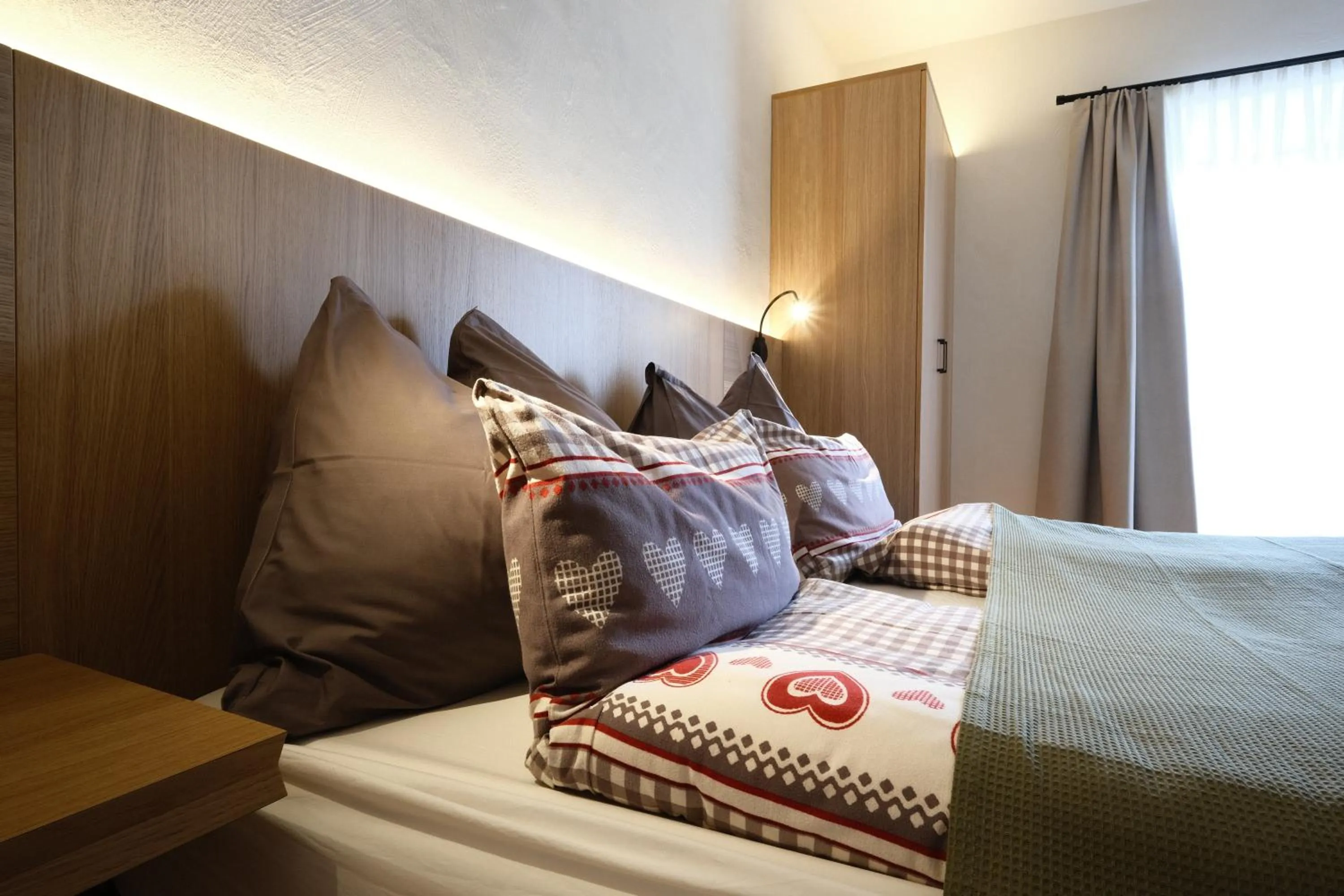 Bedroom, Bed in SeeHotel & SeeApartments Kärntnerhof- direkt am See!