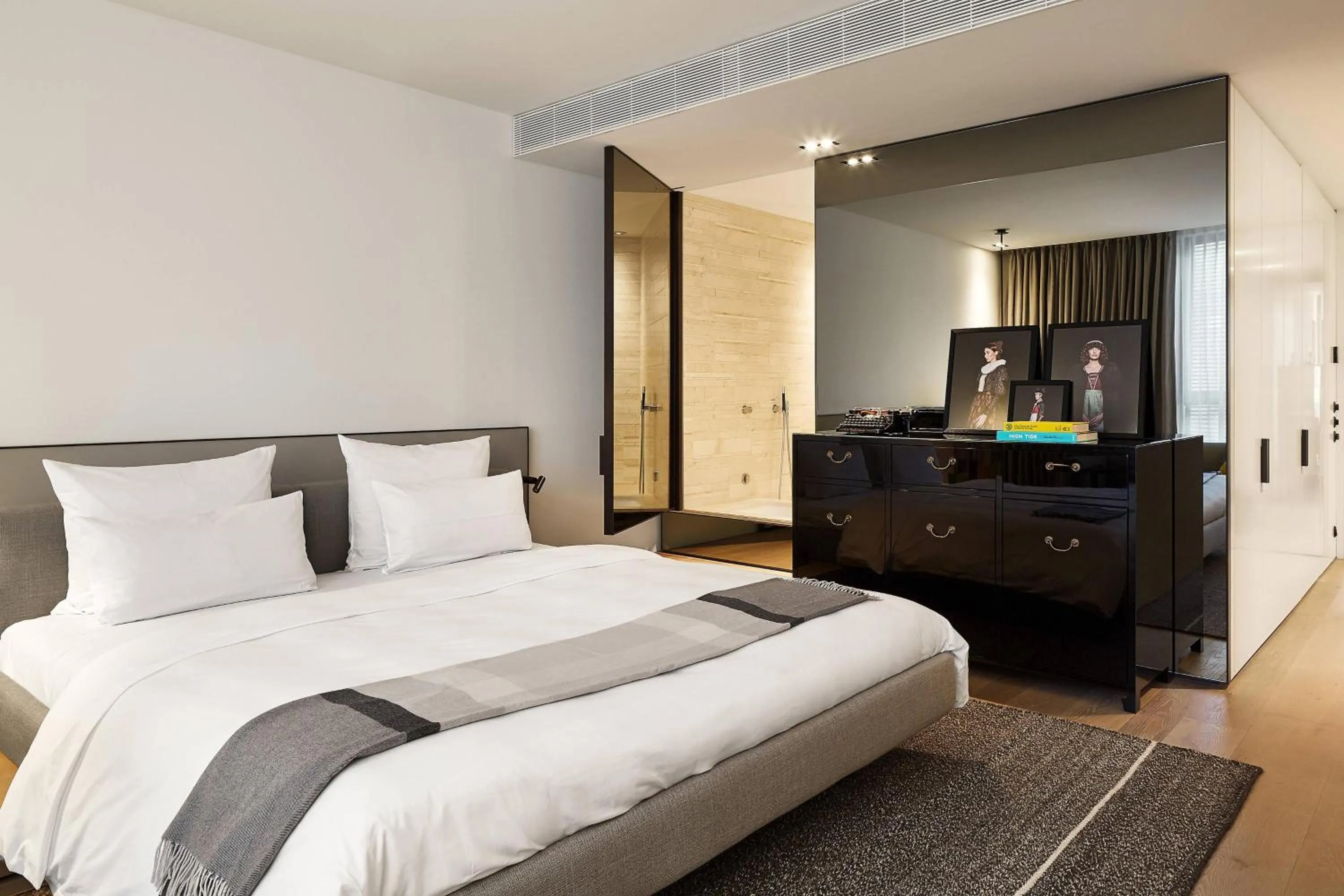 Photo of the whole room, Bed in Roomers Baden-Baden, Autograph Collection