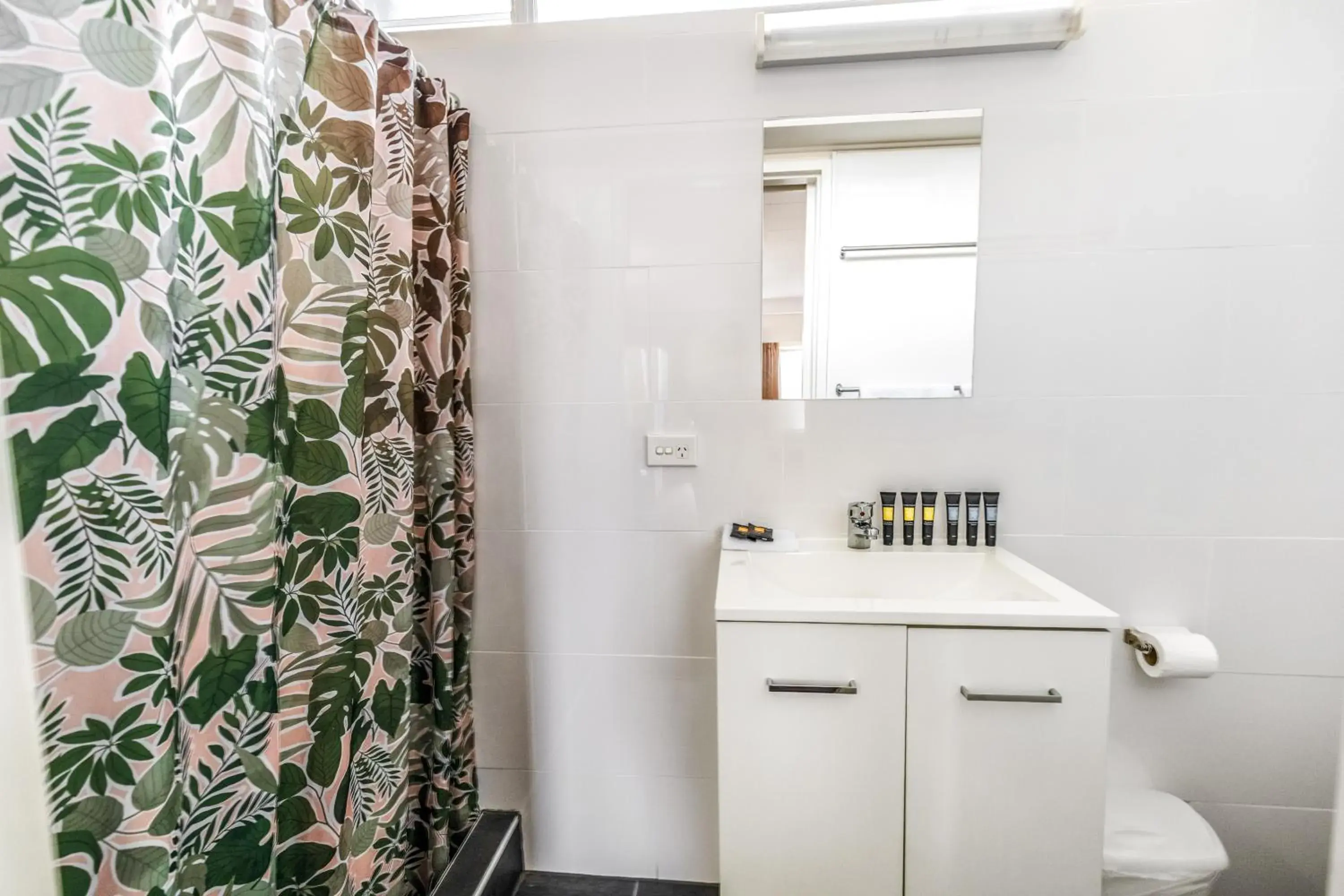 Standard Queen Room in Wanderlight Motor Inn Standard Queen Room in Wanderlight Motor Inn