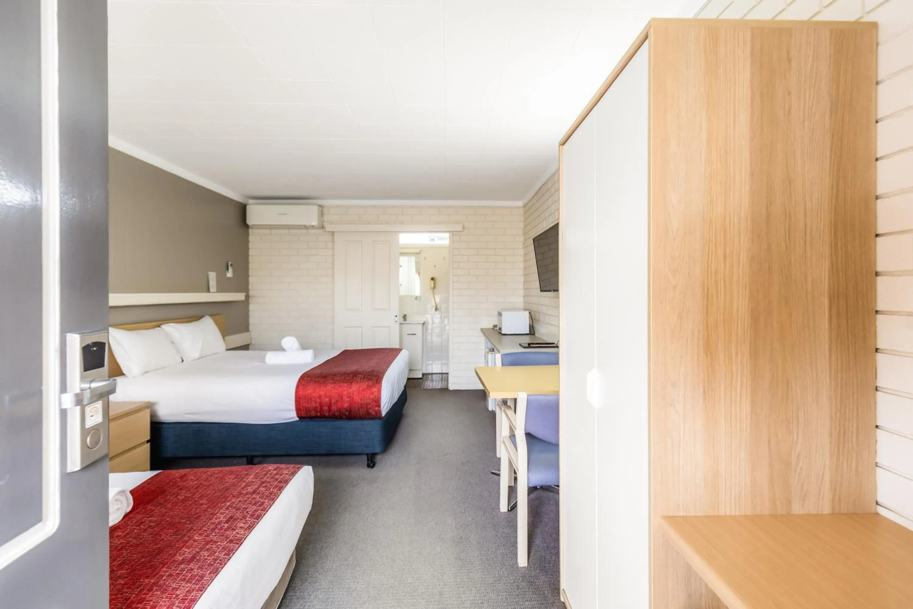 Bed in Wanderlight Motor Inn