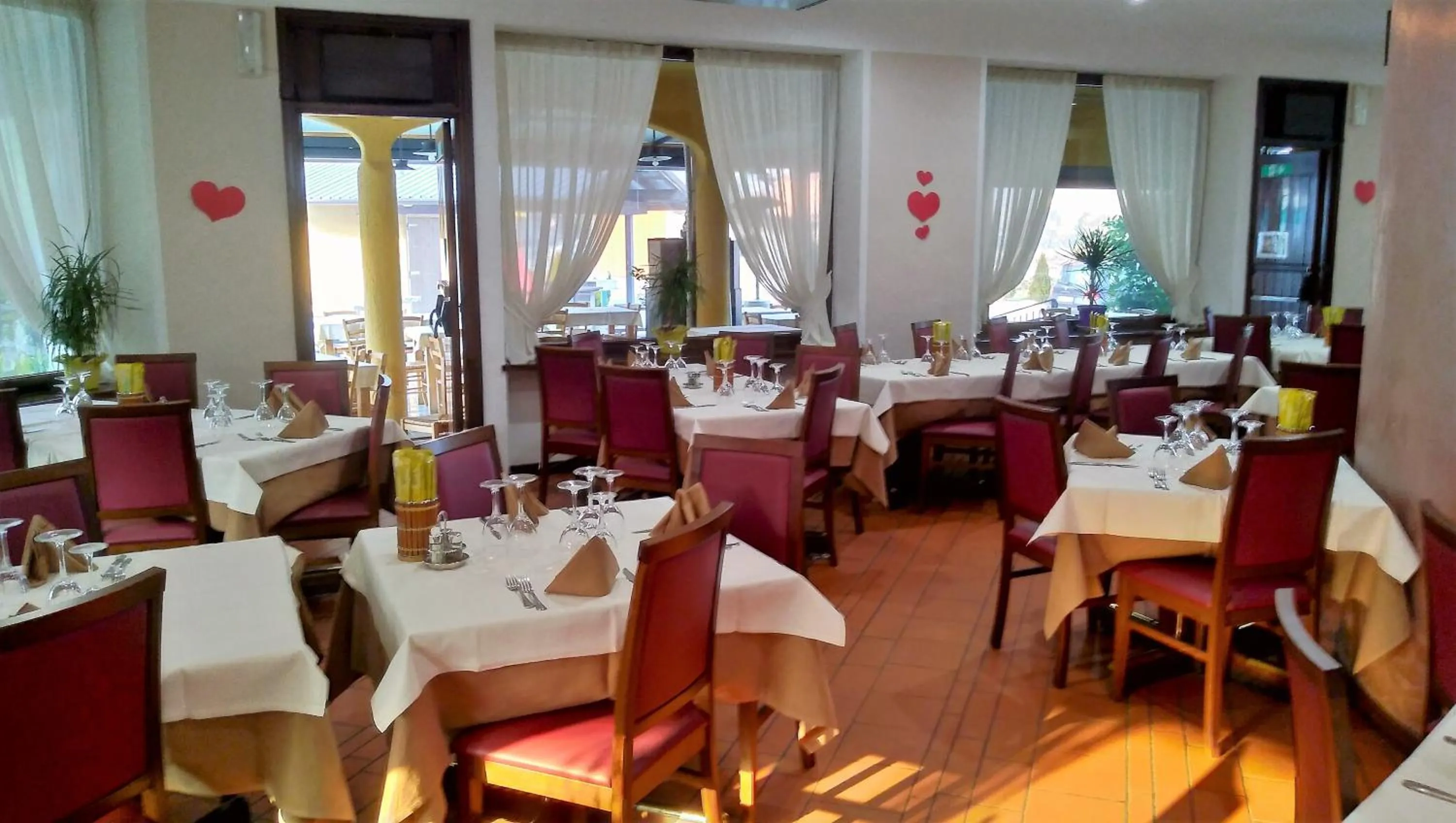 Restaurant/places to eat in Hotel Franini