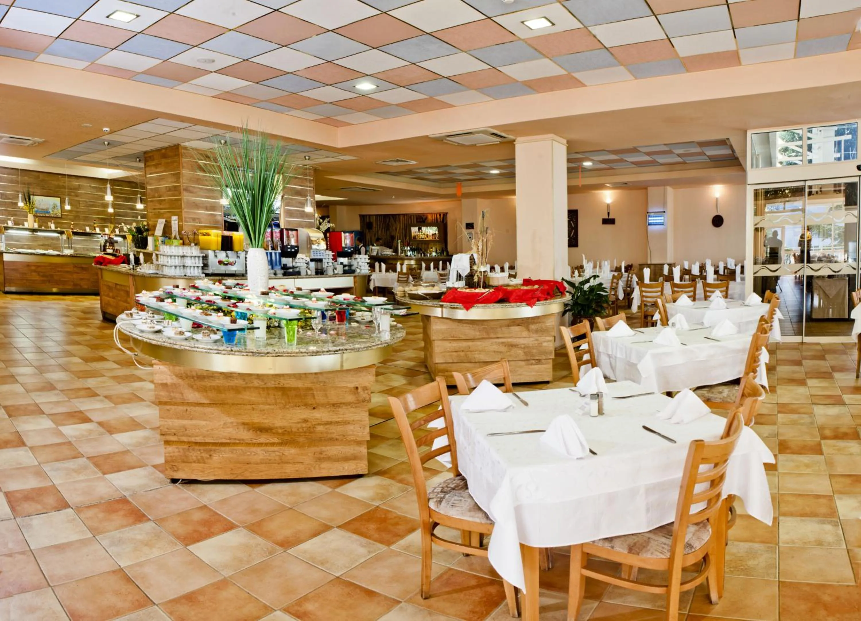 Restaurant/places to eat in Hotel Sandy Beach