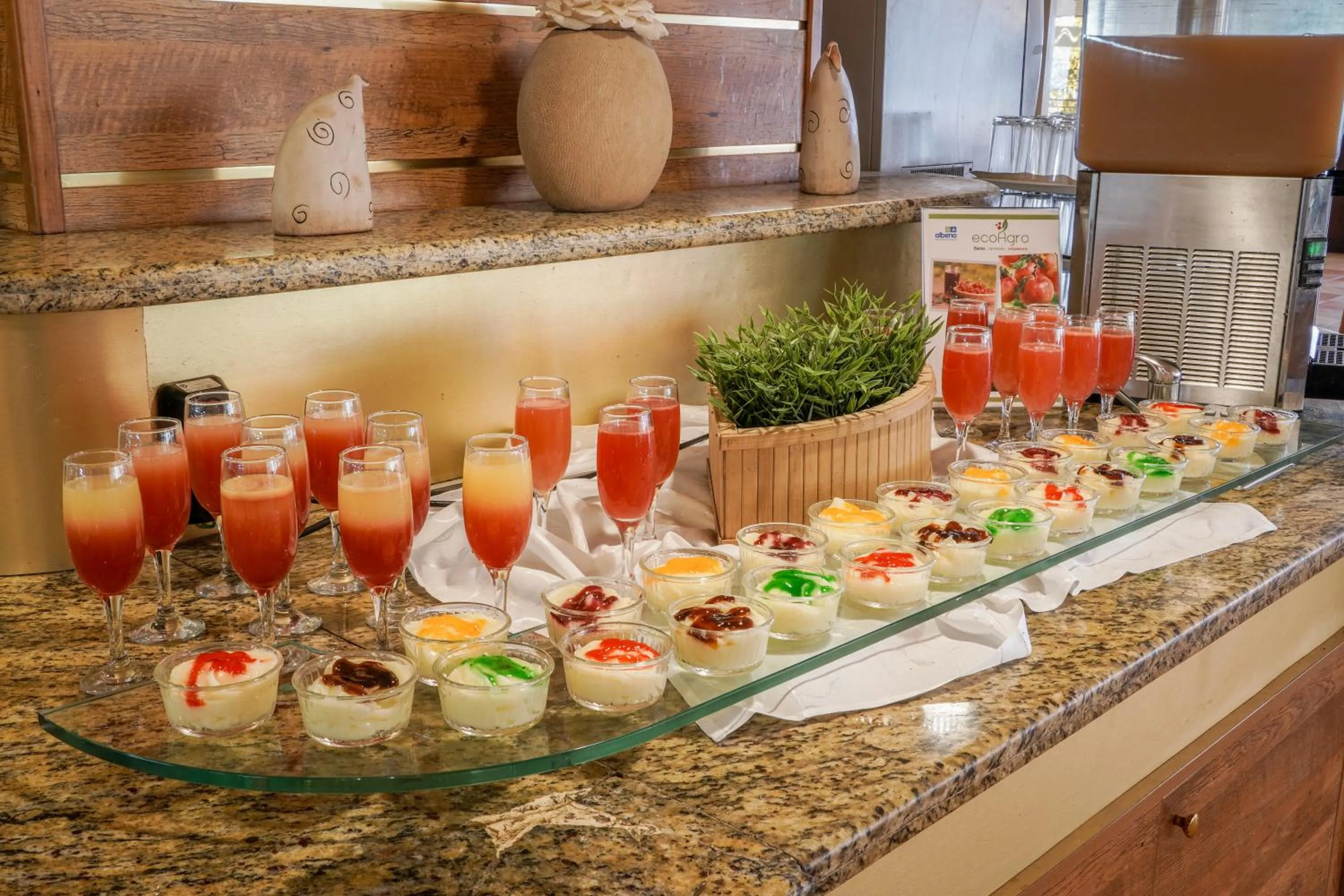 Restaurant/places to eat in Hotel Sandy Beach