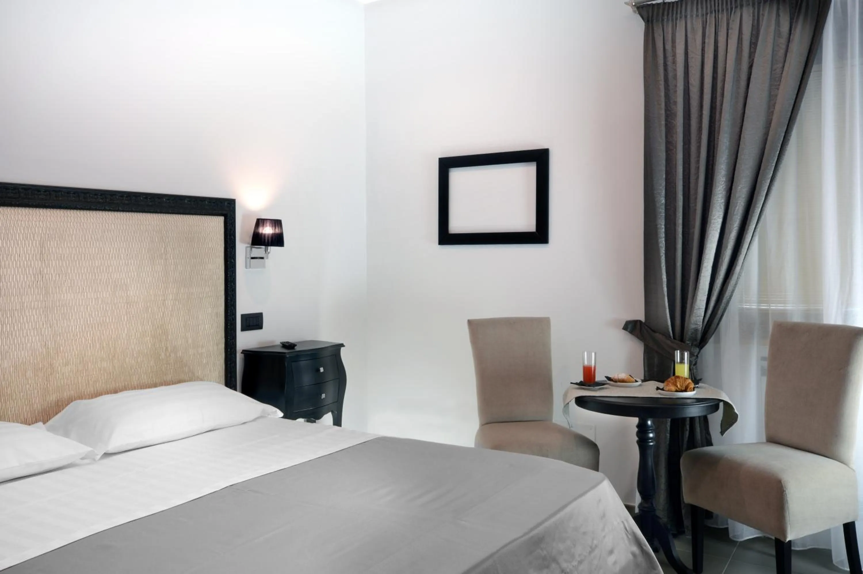 Bedroom, Bed in Barbarella Suite