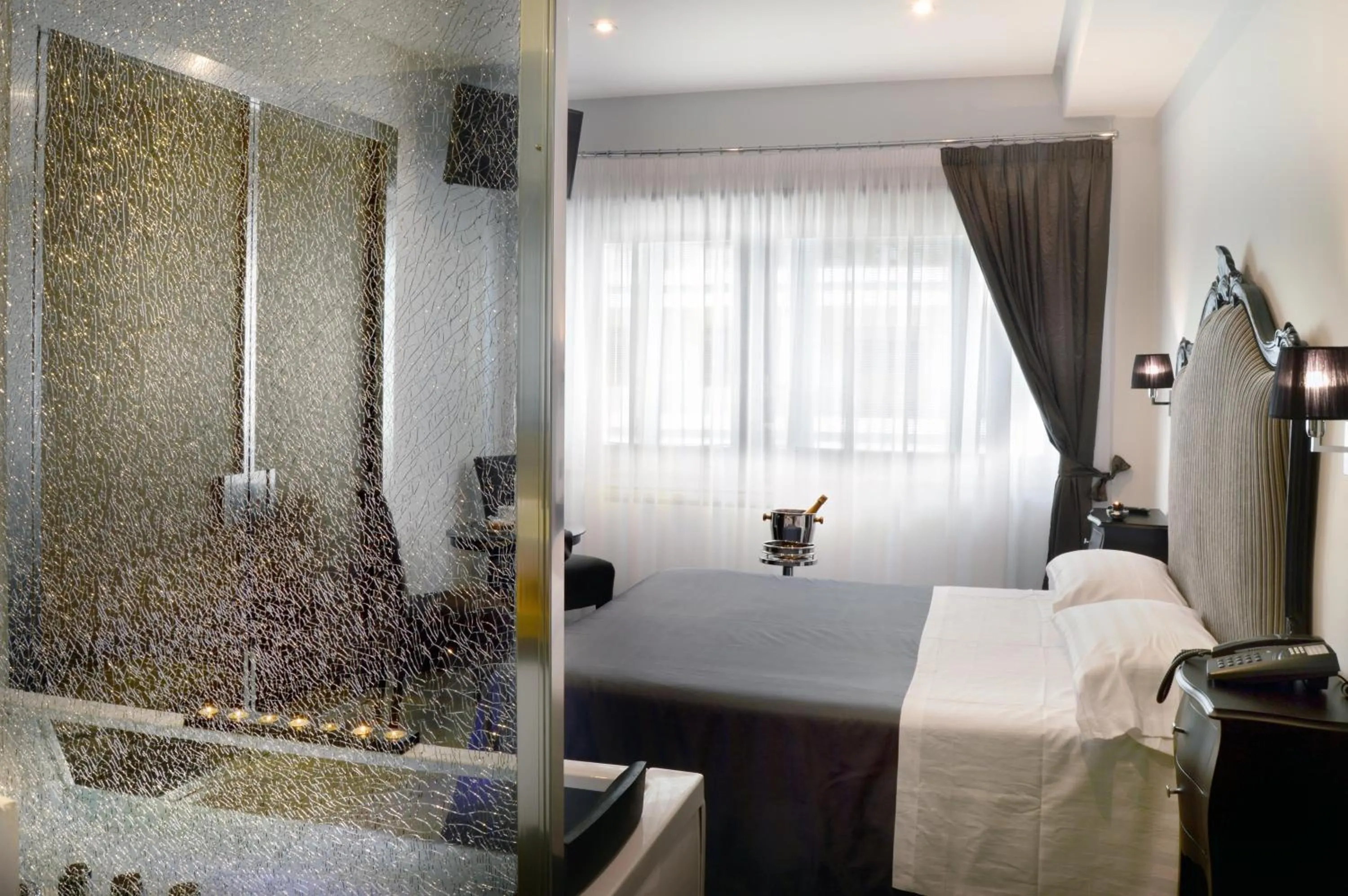 Photo of the whole room, Bed in Barbarella Suite