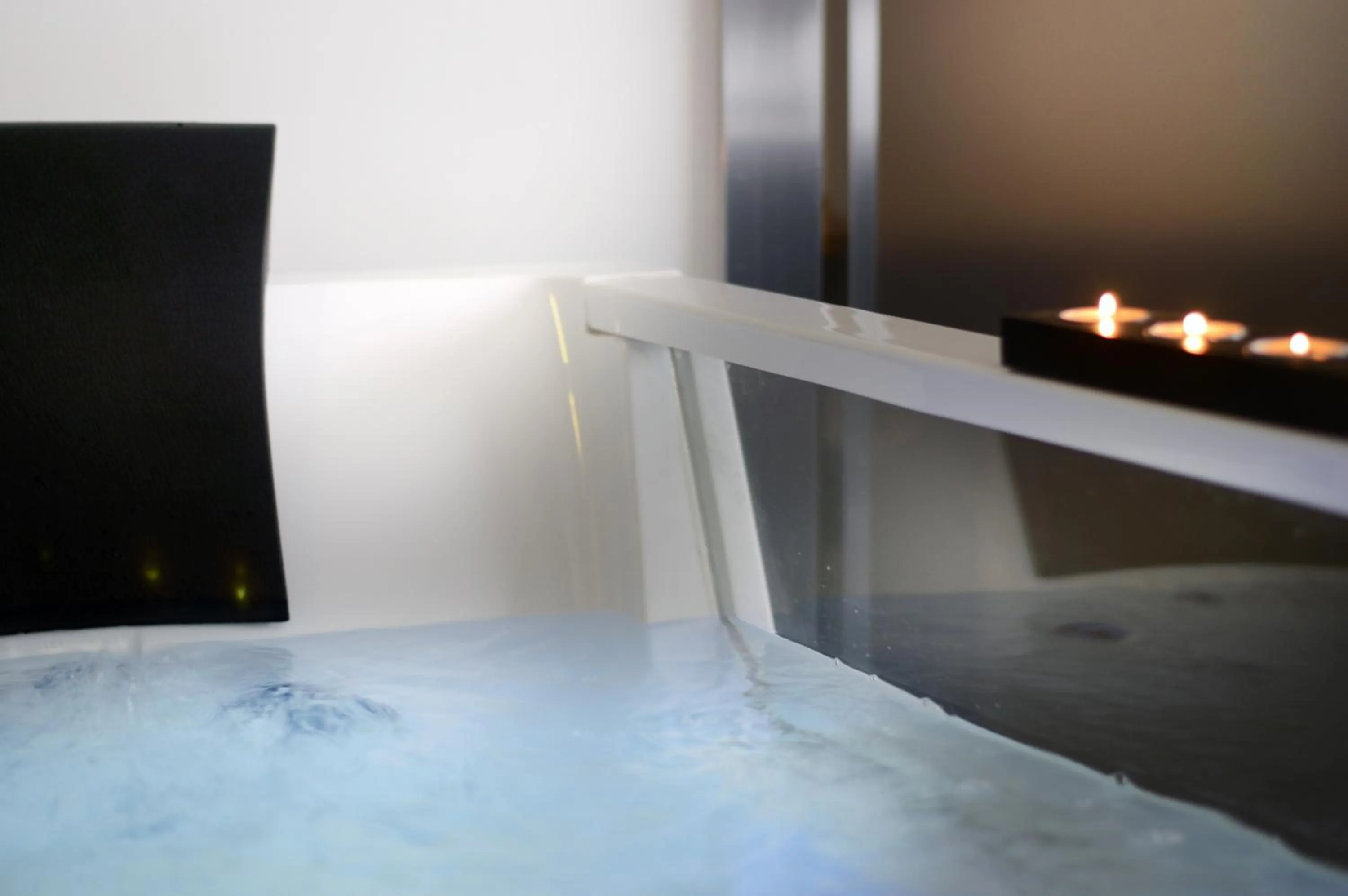 Photo of the whole room, Bed in Barbarella Suite