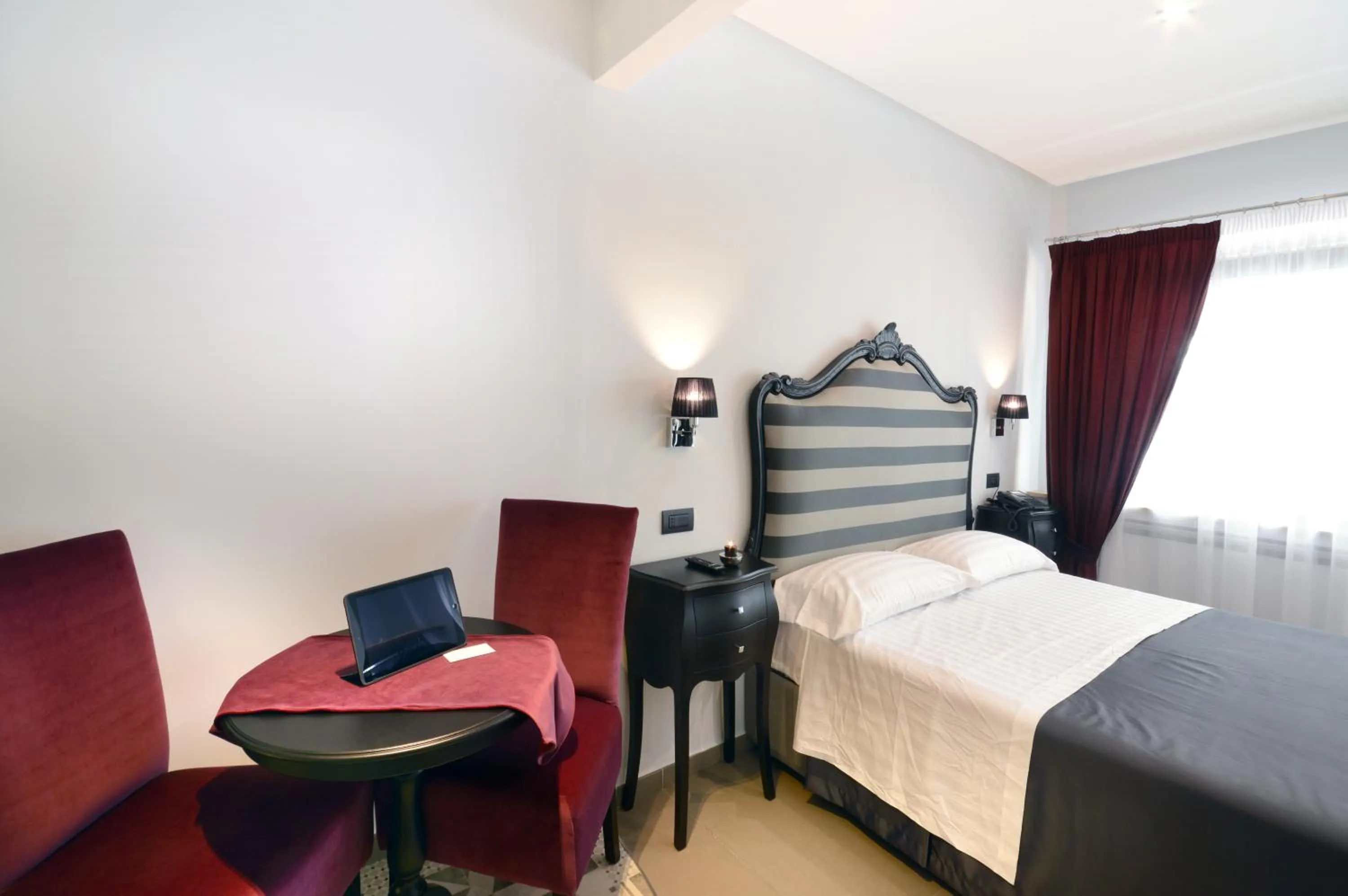 Photo of the whole room, Bed in Barbarella Suite