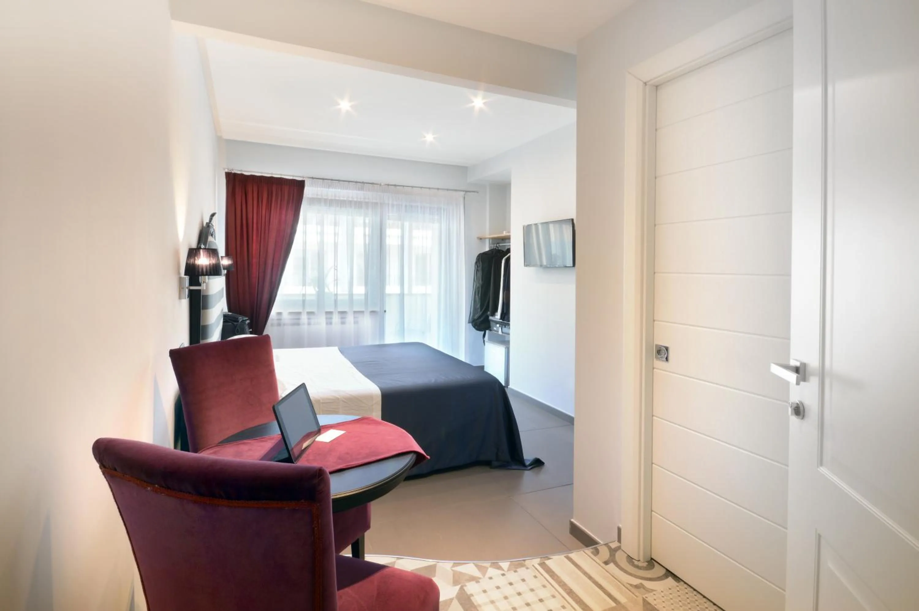 Photo of the whole room, Bed in Barbarella Suite