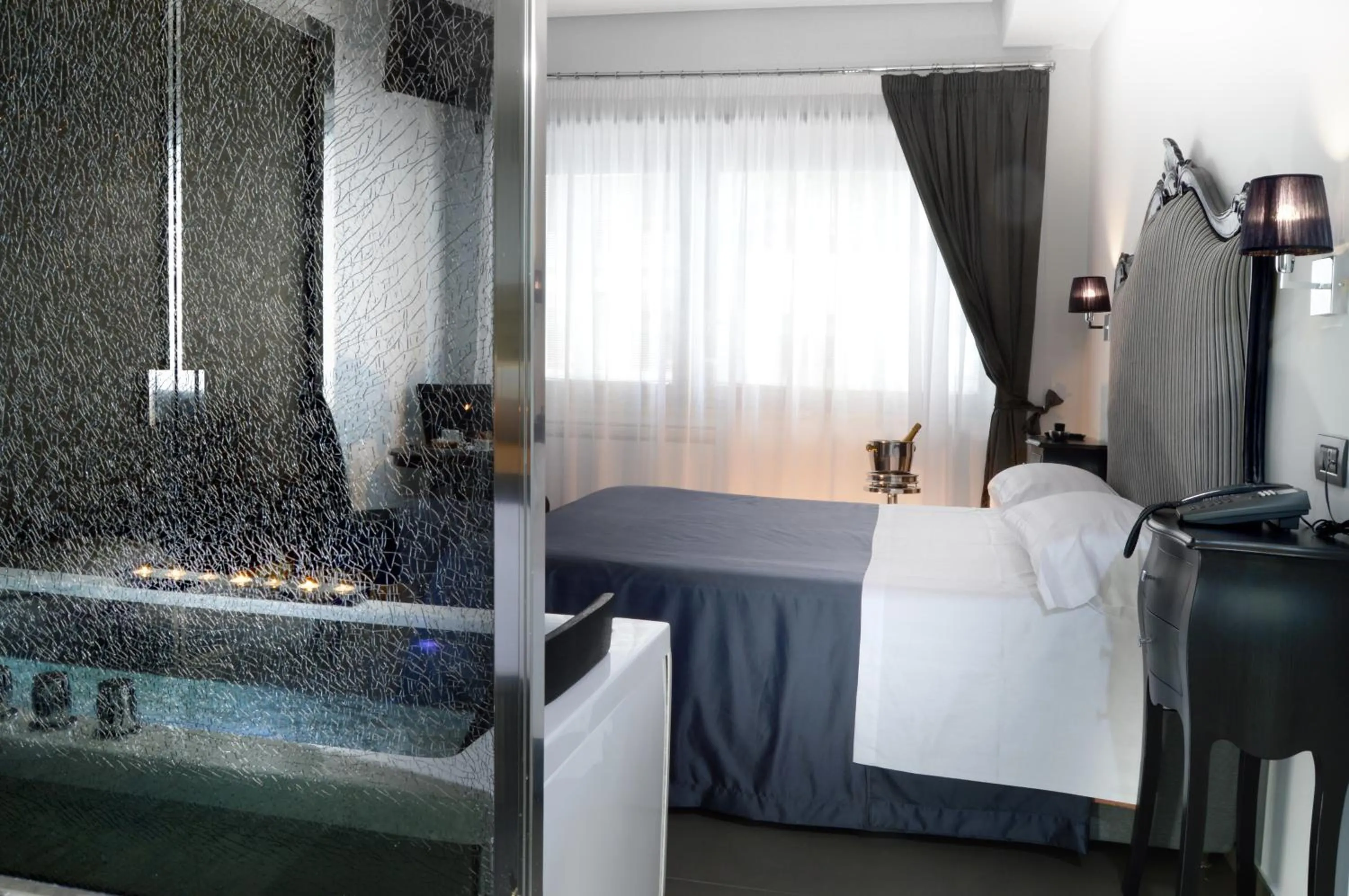 Photo of the whole room, Bed in Barbarella Suite