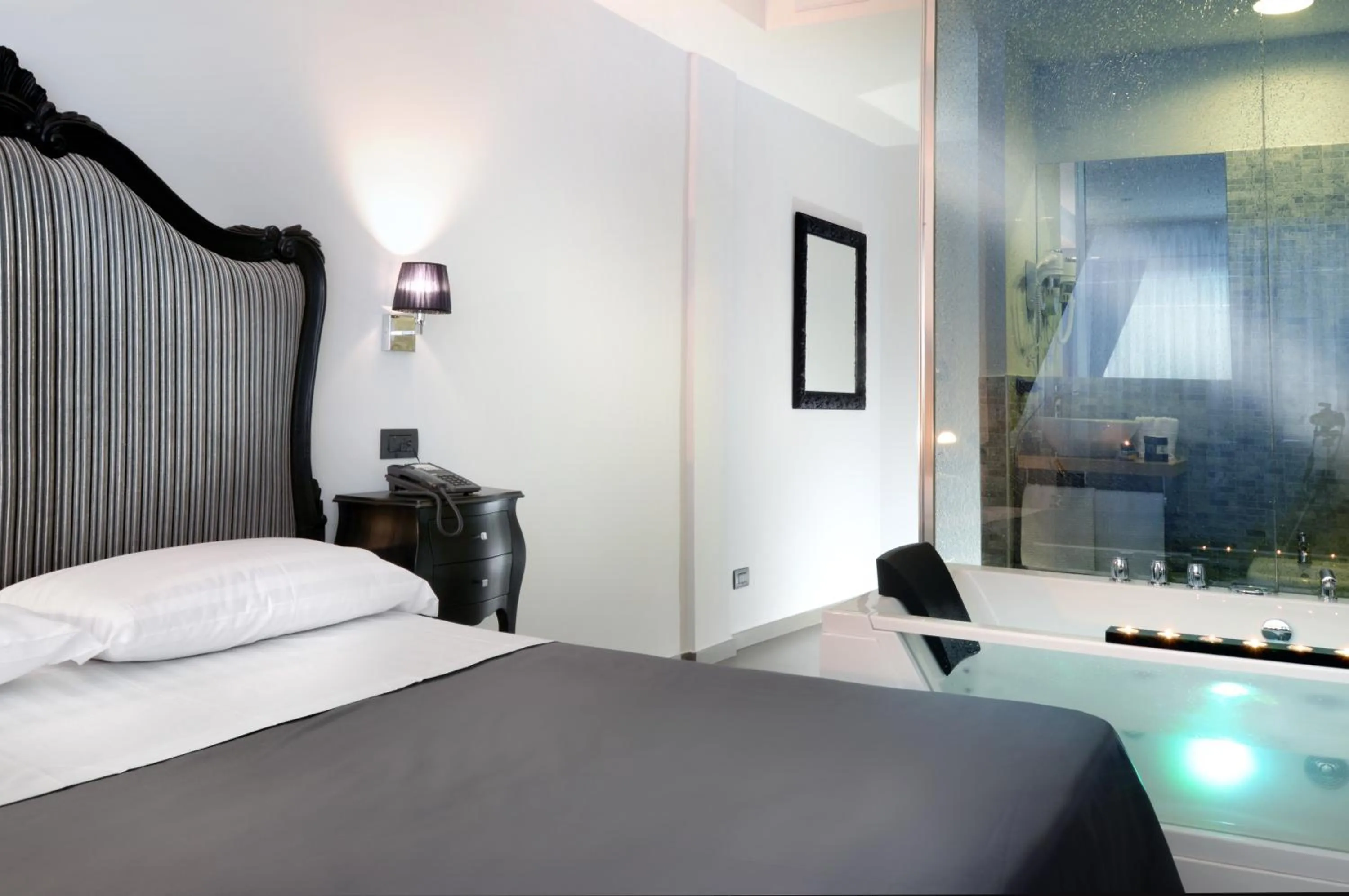 Photo of the whole room, Bed in Barbarella Suite