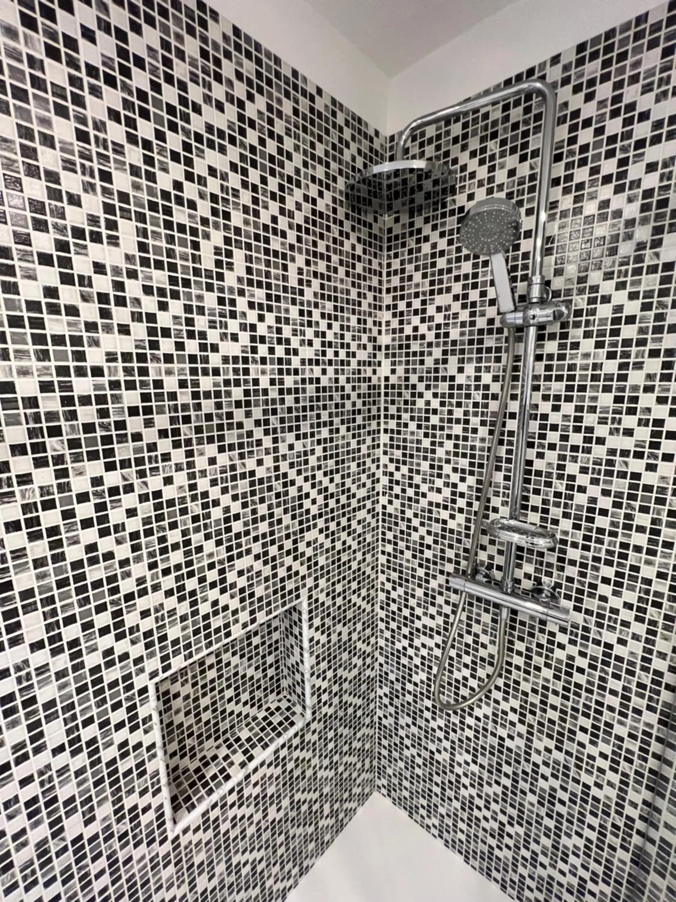 Shower in Charming Navona