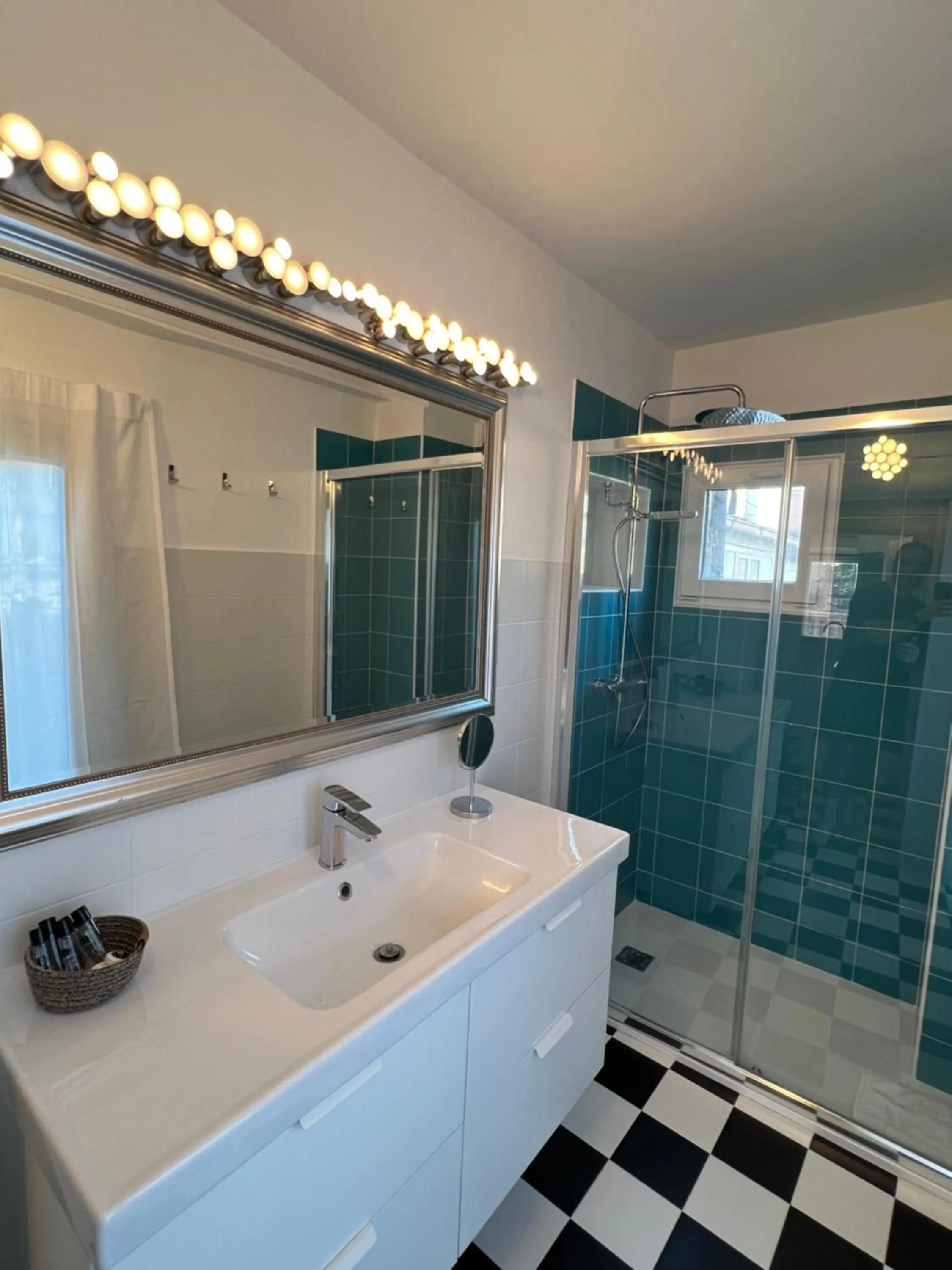 Shower in Charming Navona