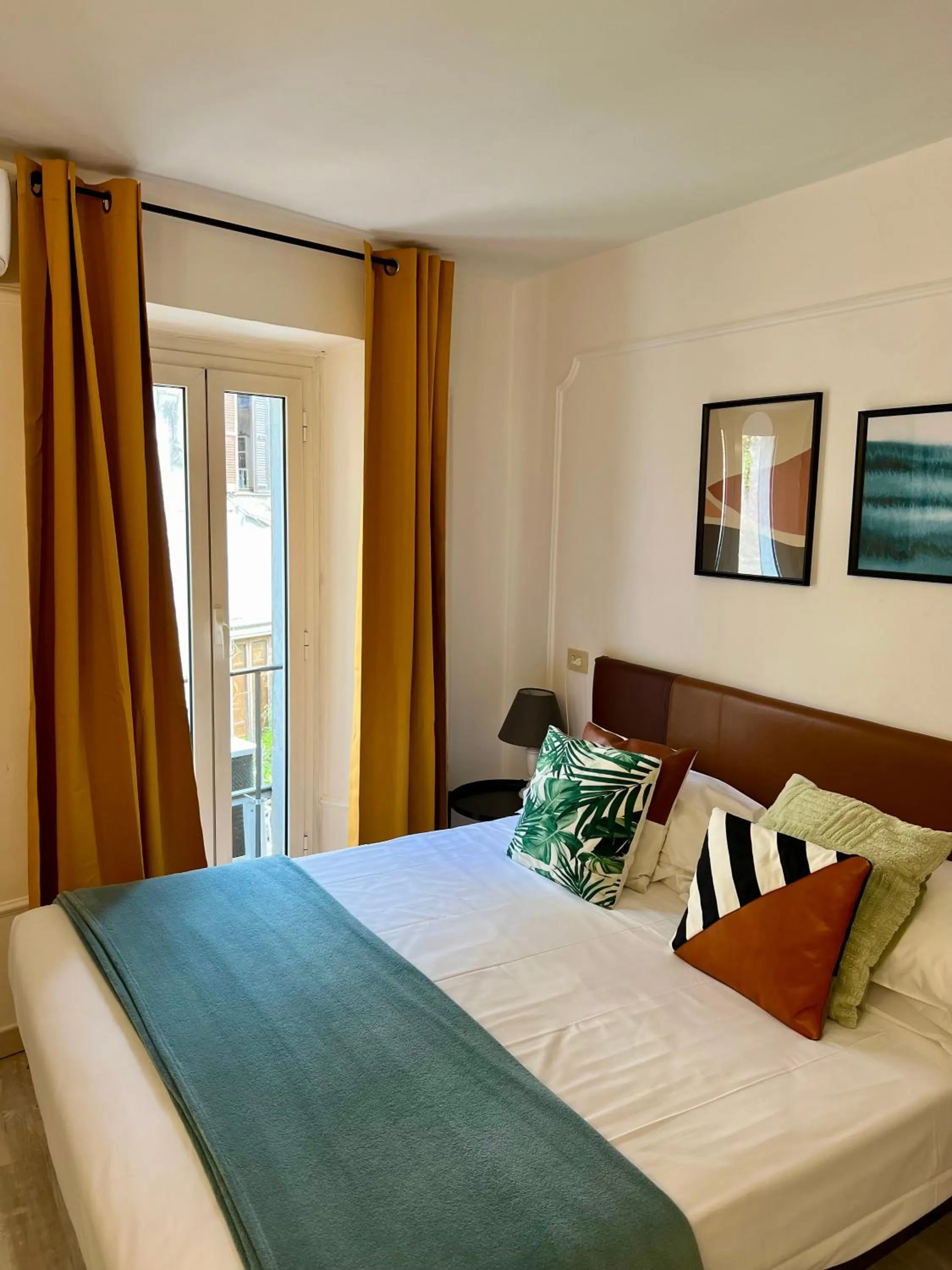 Bedroom, Bed in Charming Navona