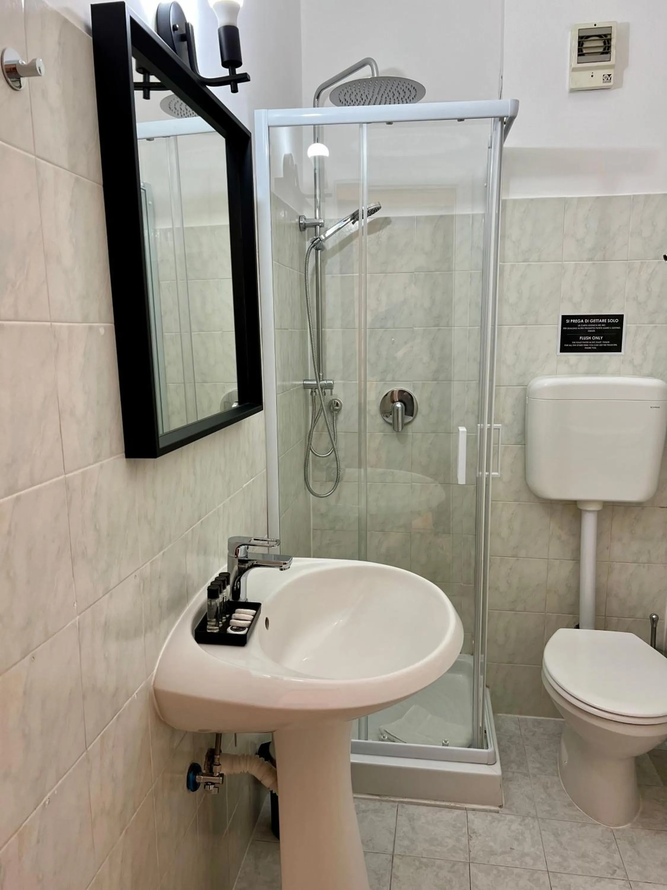 Shower in Charming Navona