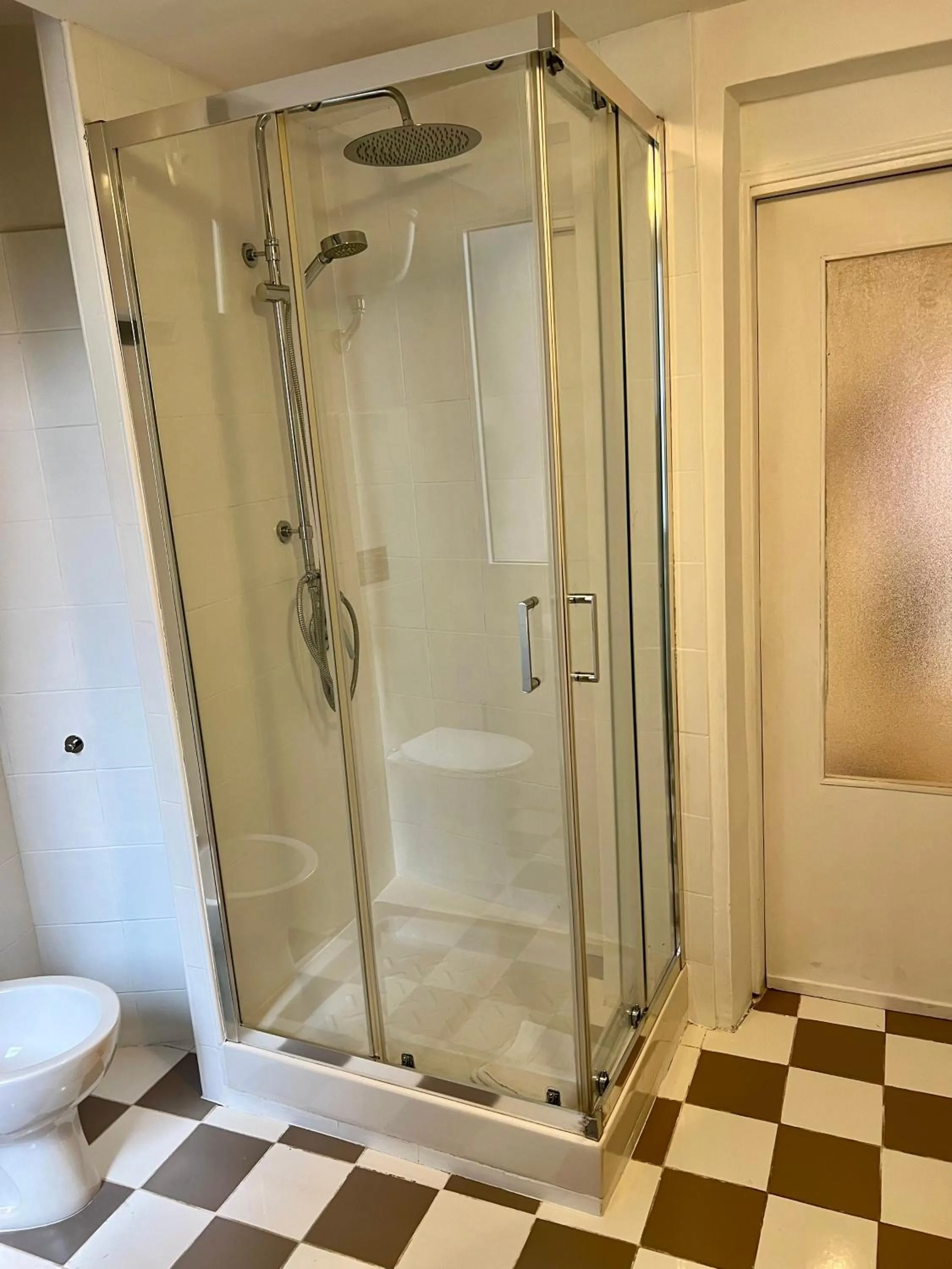 Shower in Charming Navona