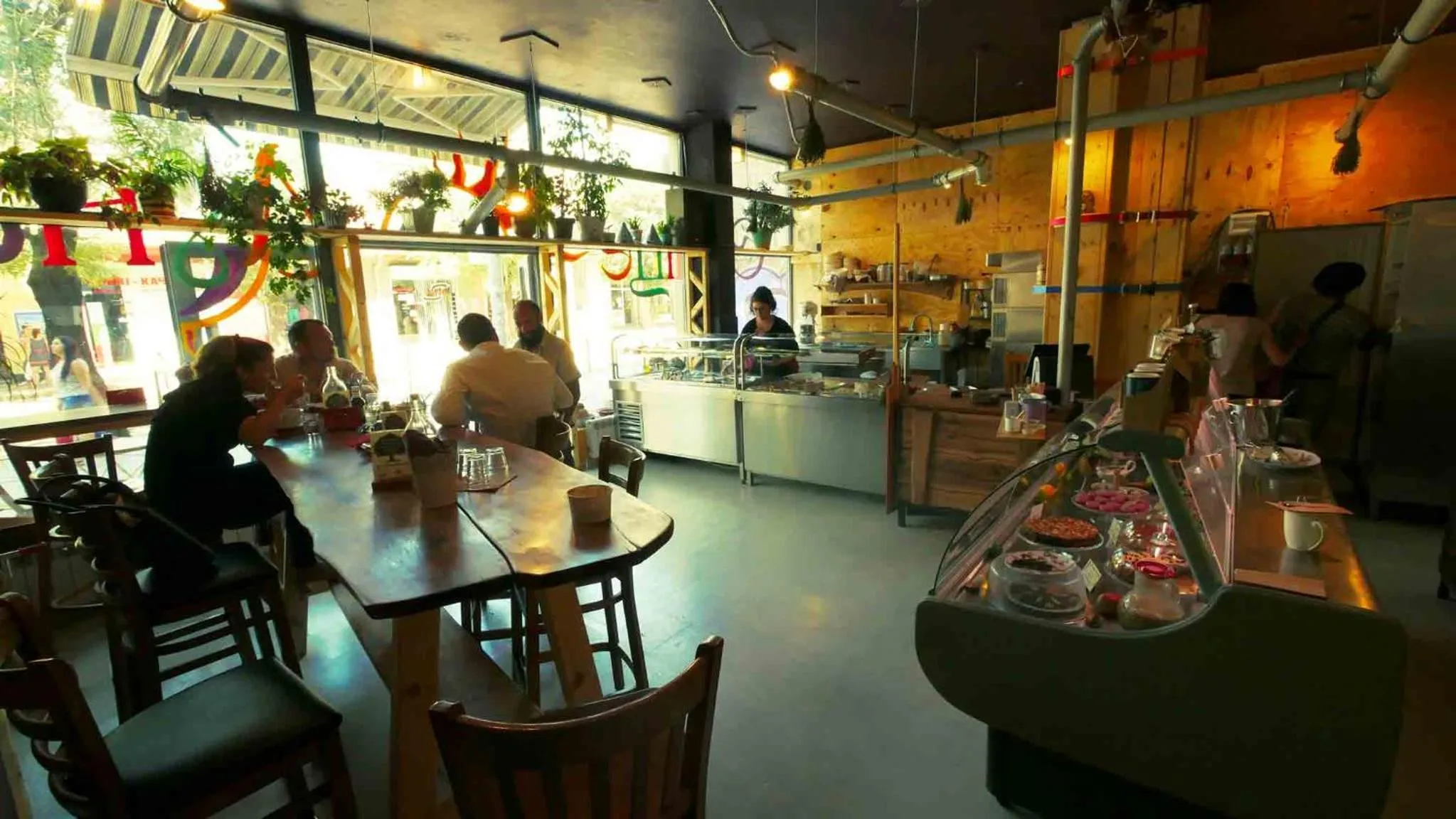 Restaurant/places to eat in Hotel Alabin Central